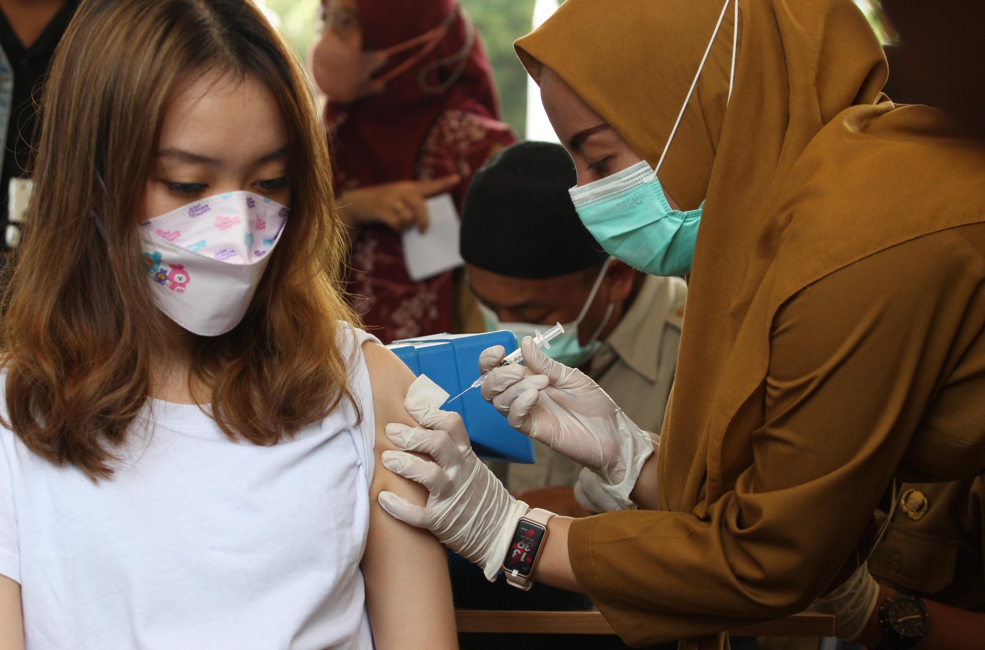 Warga mendapatkan suntikan vaksin Covid-19 booster ke-2 (dosis keempat) di Balai Kota, Jakarta, Selasa (24/1/2022).