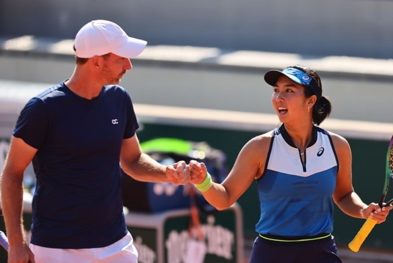 Indonesia Aldila Sutjiadi (kanan) bersama pasangannya petenis Belanda Matwe Middelkoop di ganda campuran Prancis Terbuka.