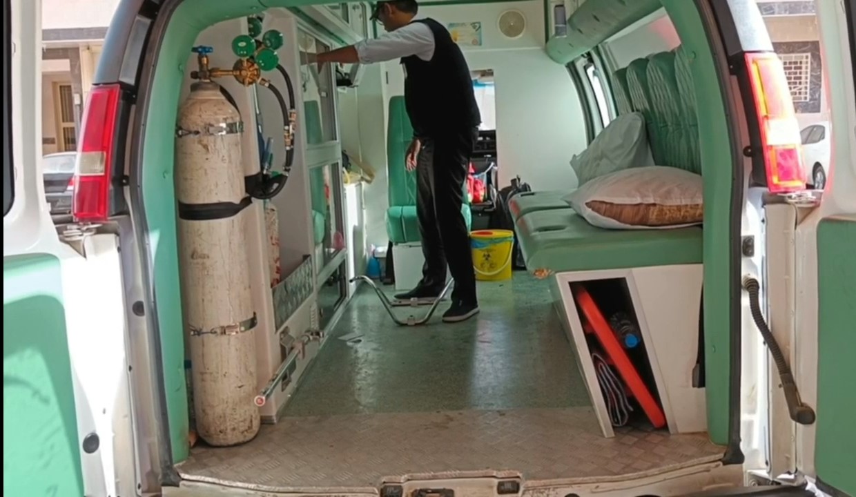 ersiapan mobil ambulans yang dipakai untuk mengevakuasi jemaah sakit ke Mekah untuk menjalani rangkaian ibadah haji. 