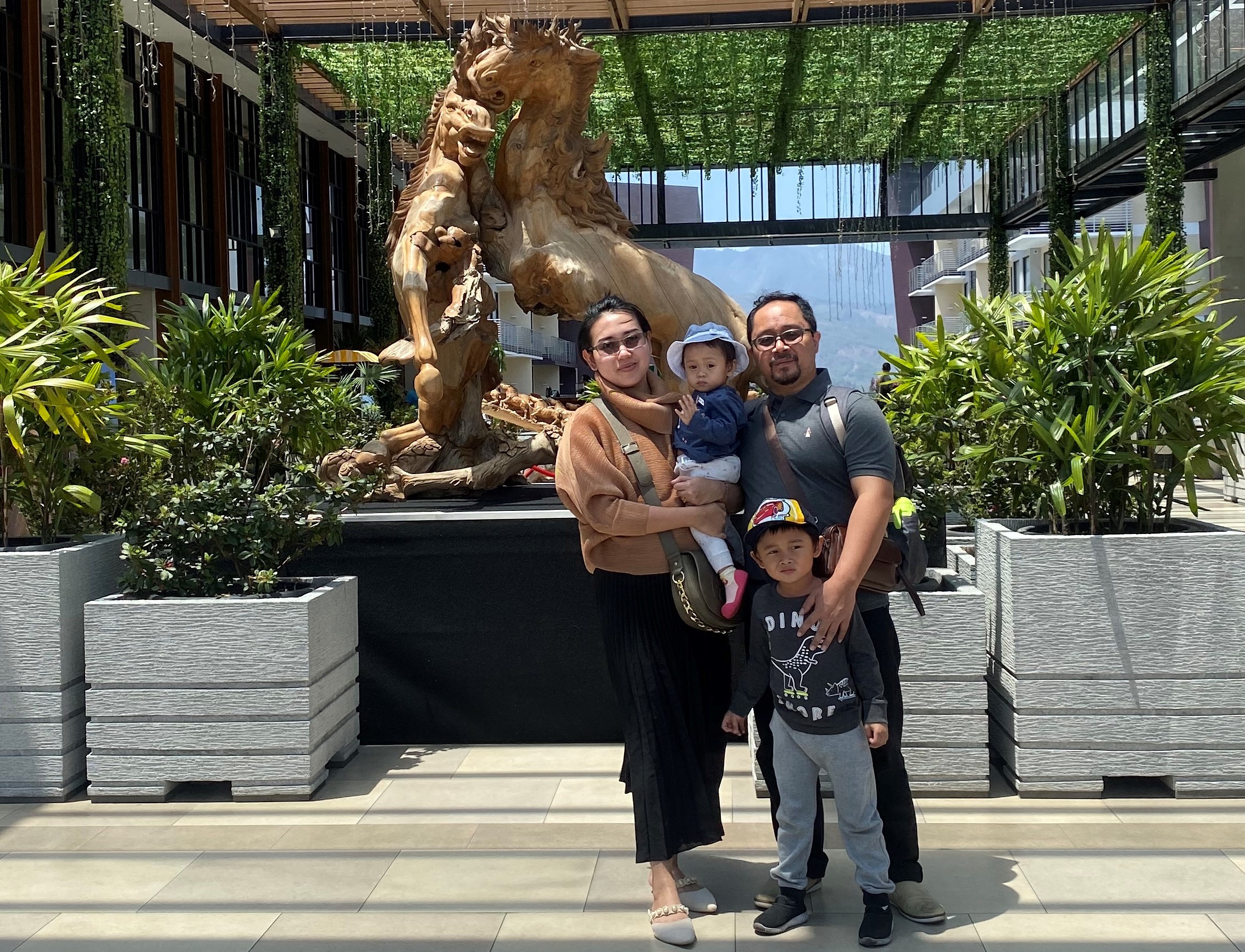 Cokorda Istri Anik Parasari dan keluarga