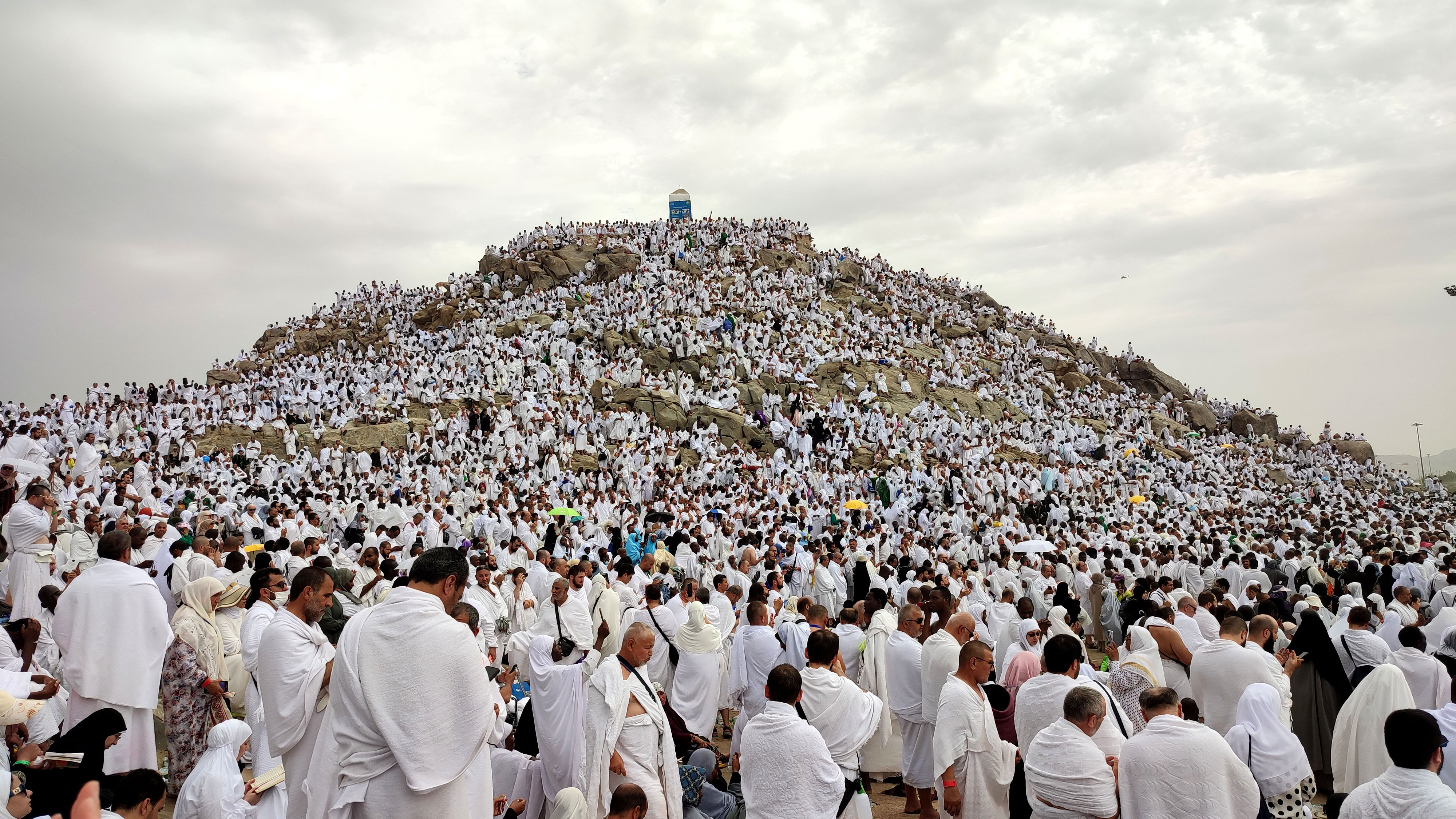 Jemaah haji dari berbagai negara memadati sekaligus memanjatkan doa di bukit Jabal Rahmah di Padang Arafah, Mekkah, Arab Saudi, Jumat (8/7/2