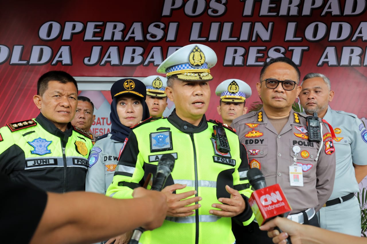 Dirgakkum Korlantas Polri, Brigjen Pol Aan Suhanan saat diwawancarai wartawan.