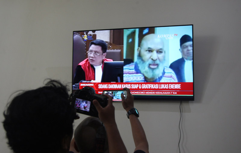 kubu Lukas Enembe disarankan memanfaatkan pengadilan Tipikor untuk melakukan pembuktian terbalik kasus dugaan suap dan gratifikasi.