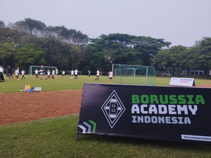 Anak-anak berlatih sepak bola di Borussia Academy Indonesia