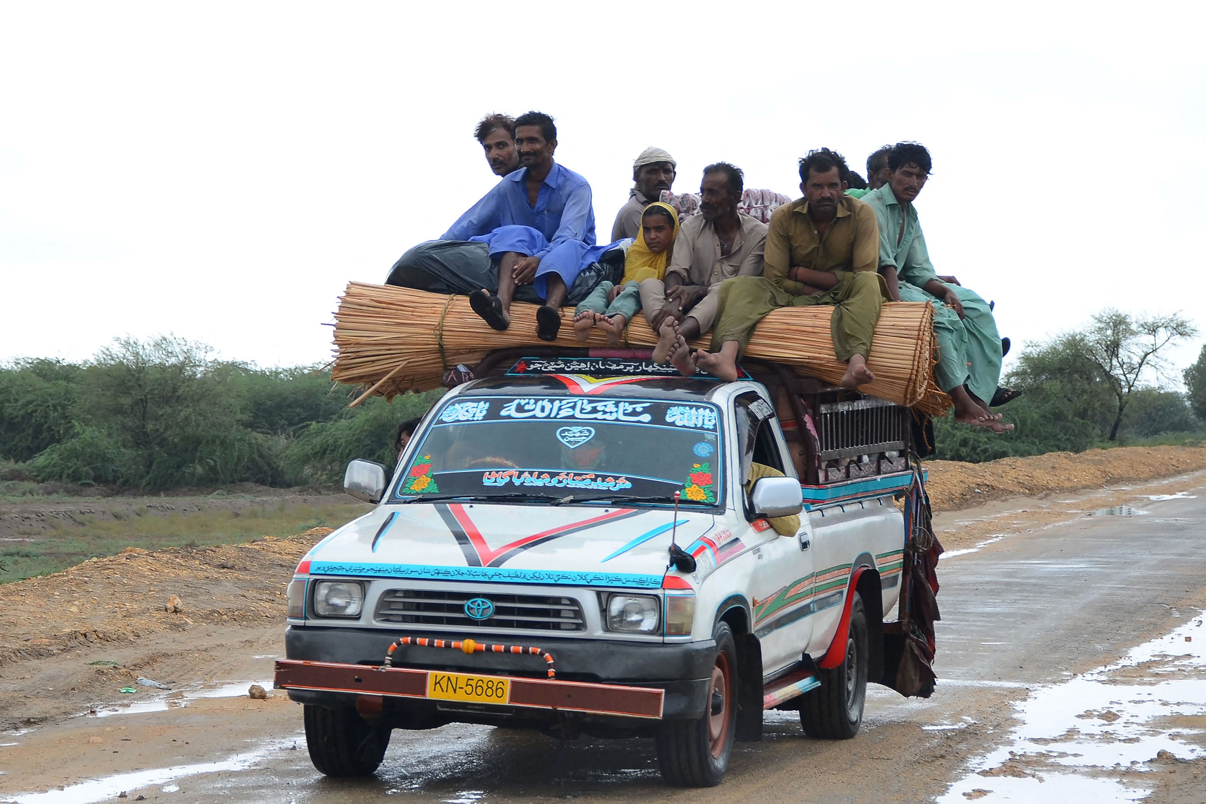 Ribuan Orang Dievakuasi saat Topan Melanda India dan Pakistan
