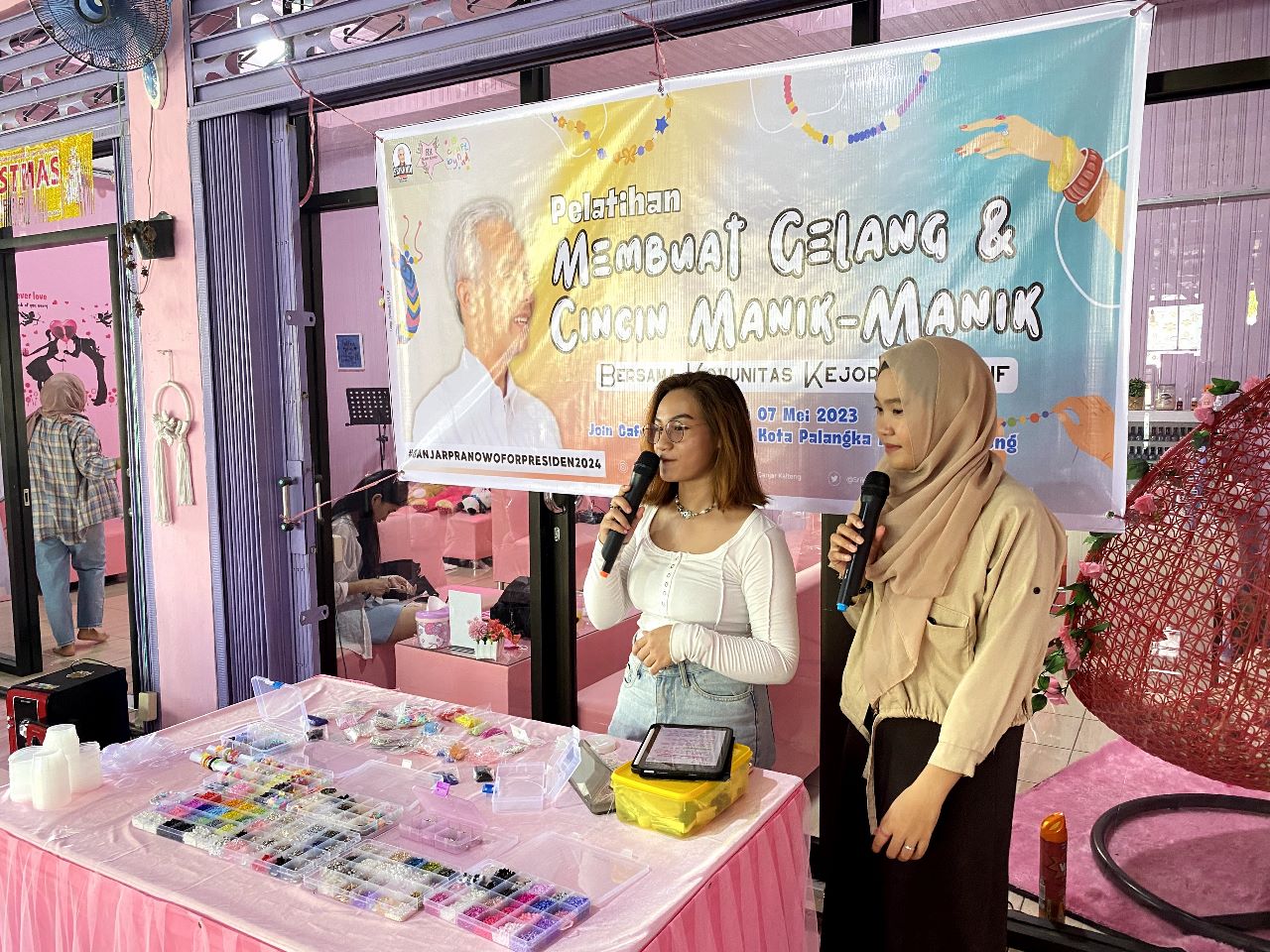 Srikandi Ganjar Kalteng mengadakan kegiatan pelatihan membuat gelang dan cincin manik-manik di Palangkaraya, Kalteng. 