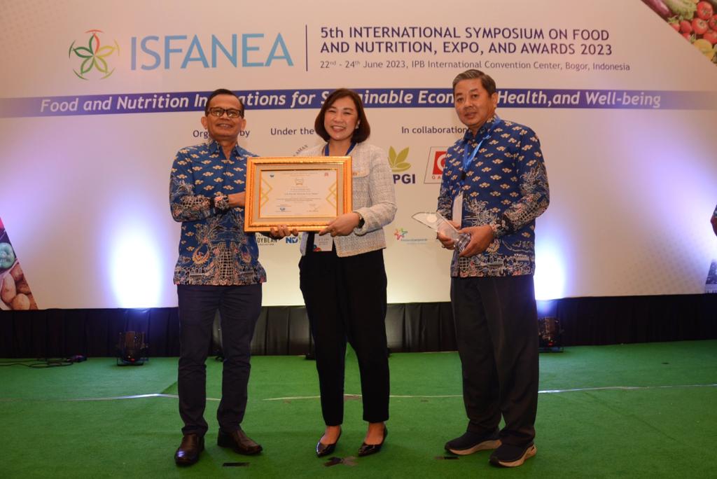 Penghargaan produk inovatif dari Pergizi Pangan Indonesia diberikan kepada Teh Pucuk Harum Less Sugar sebagai Inovasi Teh Less Sugar 