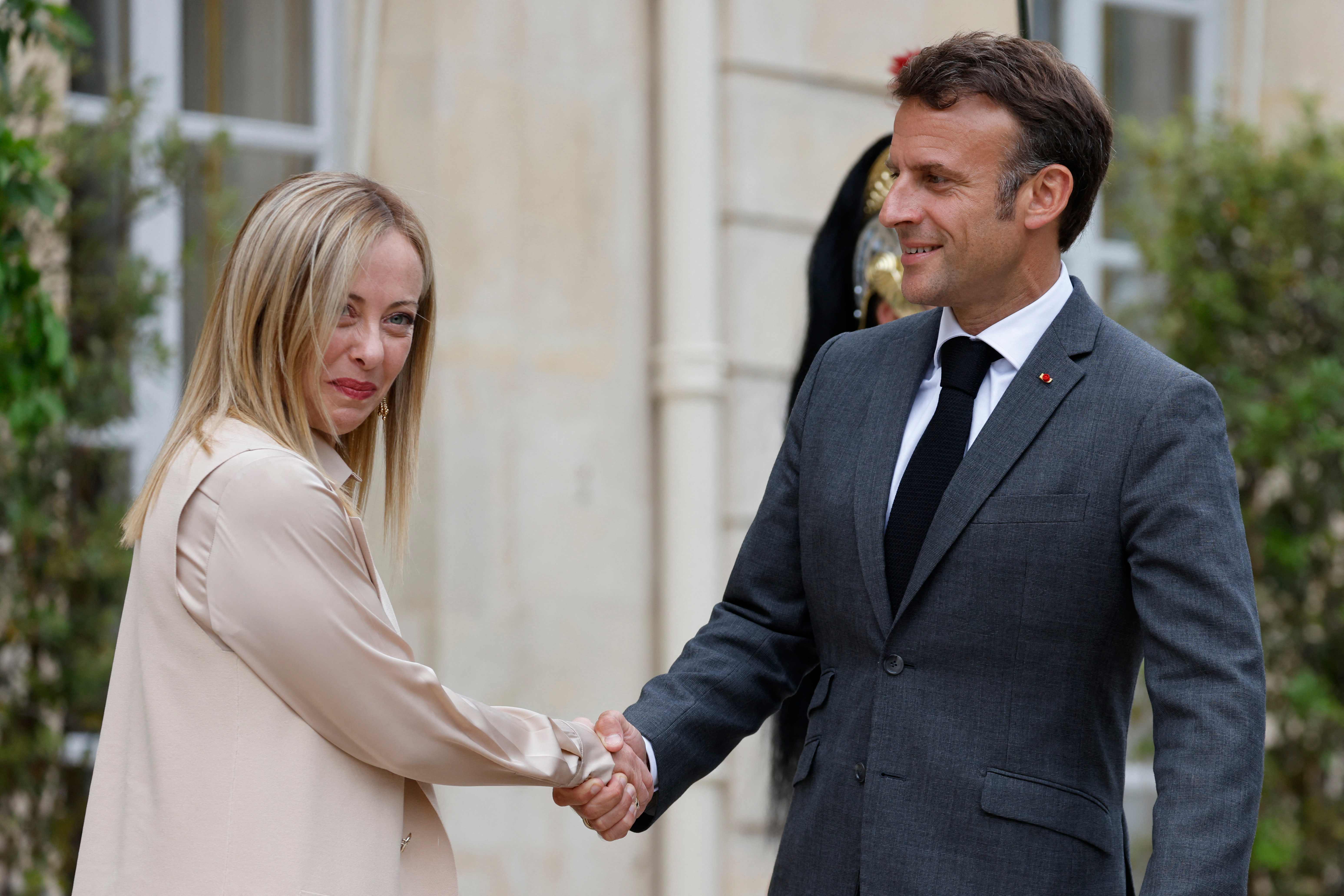 Perdana Menteri Italia Giorgia Meloni (kiri) berjabat tangan dengan Presiden Prancis Emmanuel Macron 
