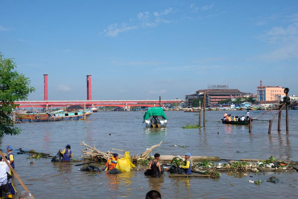 Masyarakat dan komunitas di bersama-sama gotong royong melakukan bersih-bersih di Sungai Musi yang berlokasi di Kelurahan 12 Ulu Palembang.