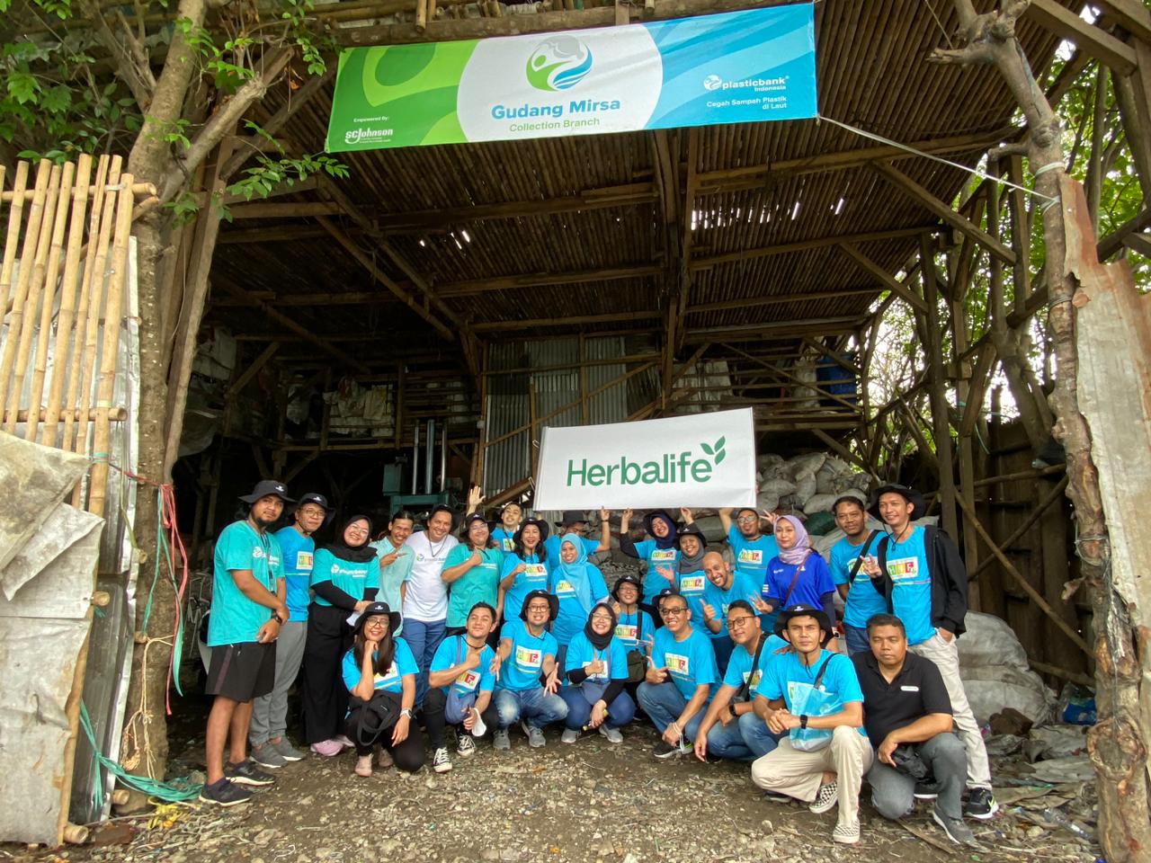 Bersama Plastic Bank, karyawan Herbalife mengunjungi komunitas pengumpul sampah plastik di Kecamatan Pasar Kemis, Tangerang. Banten.