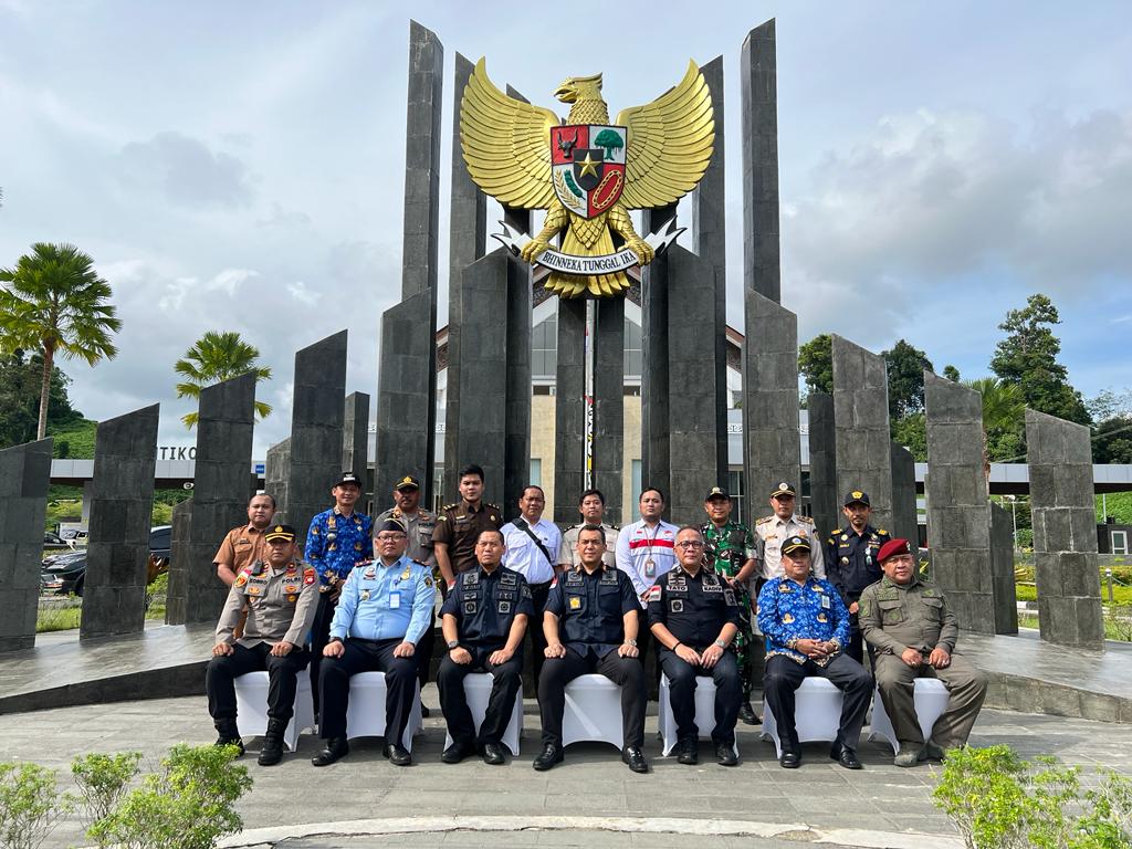 Dirjen Imigrasi Silmy Karim melakukan foto bersama stakeholder saat kunjungan ke di PLBN Entikong, Kalimantan Bara, Senin (5/6). 