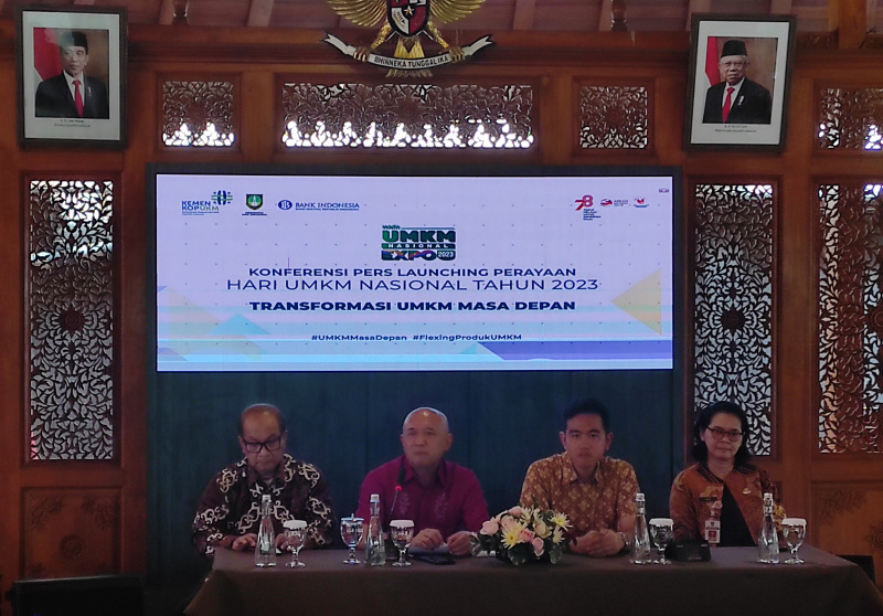 MenkopUKM, Teten Masduki bersama Walikota Gibran Rakabuming di Launching Perayaan Hari UMKM NasionalTahun 2023.