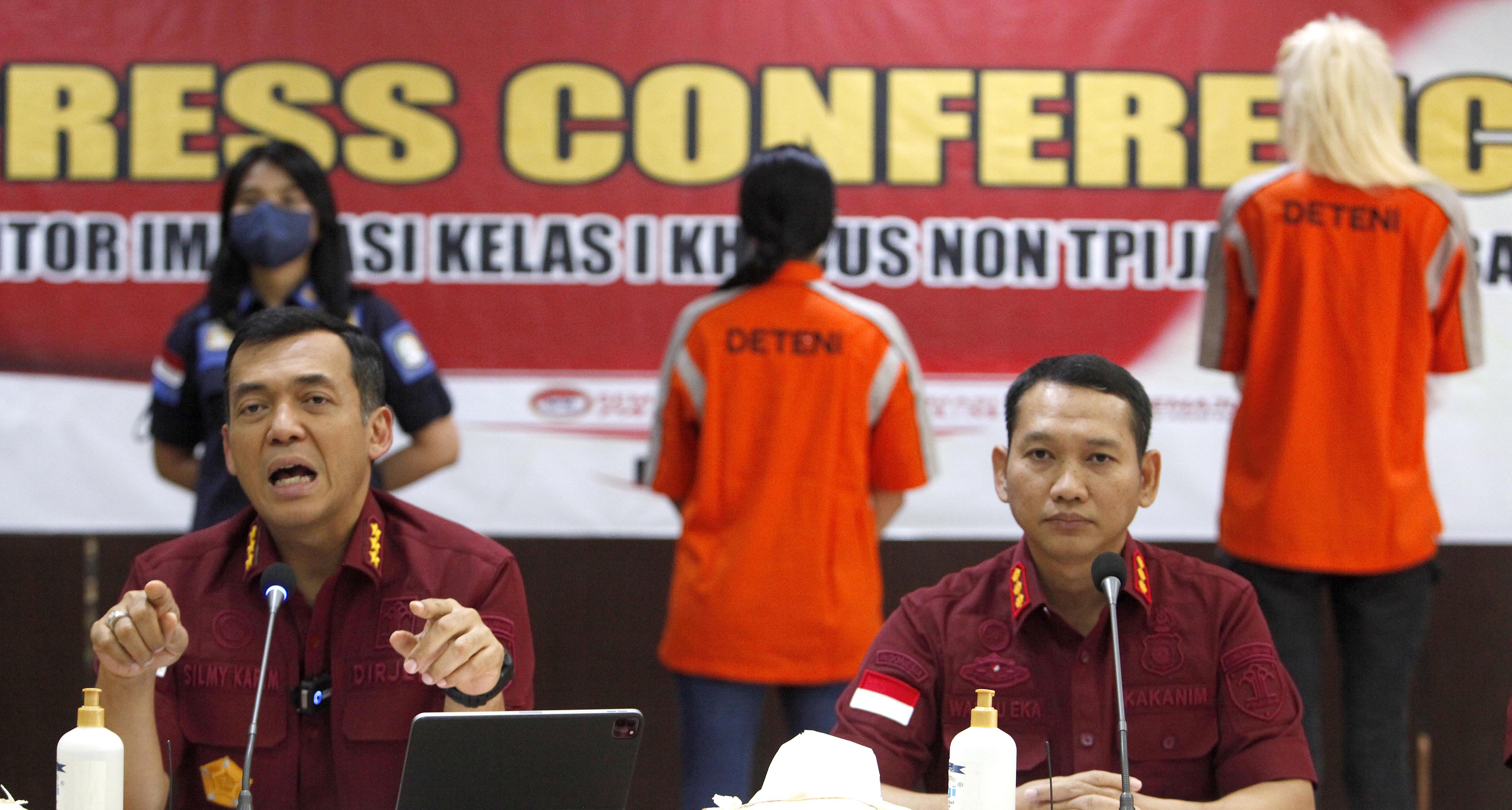 Dirjen Imigrasi Silmy Karim (kiri) saat menyampaikan keterangan pers di Kantor Imigrasi Kelas I Khusus Non TPI Jakarta Barat, Jakarta, Jumat