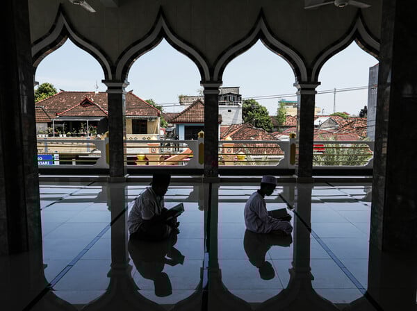 Ilustrasi umat Muslim berdoa dan membaca kalimat syahadat.