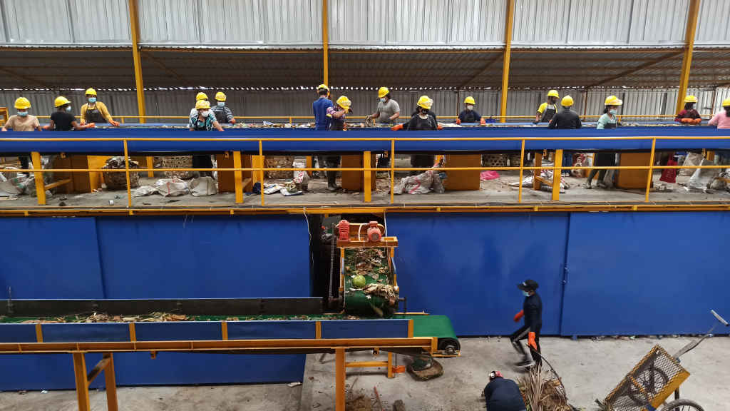 Tempat Pengelolaan Sampah Terpadu (TPST) Samtaku di Jimbaran, Badung, Bali.