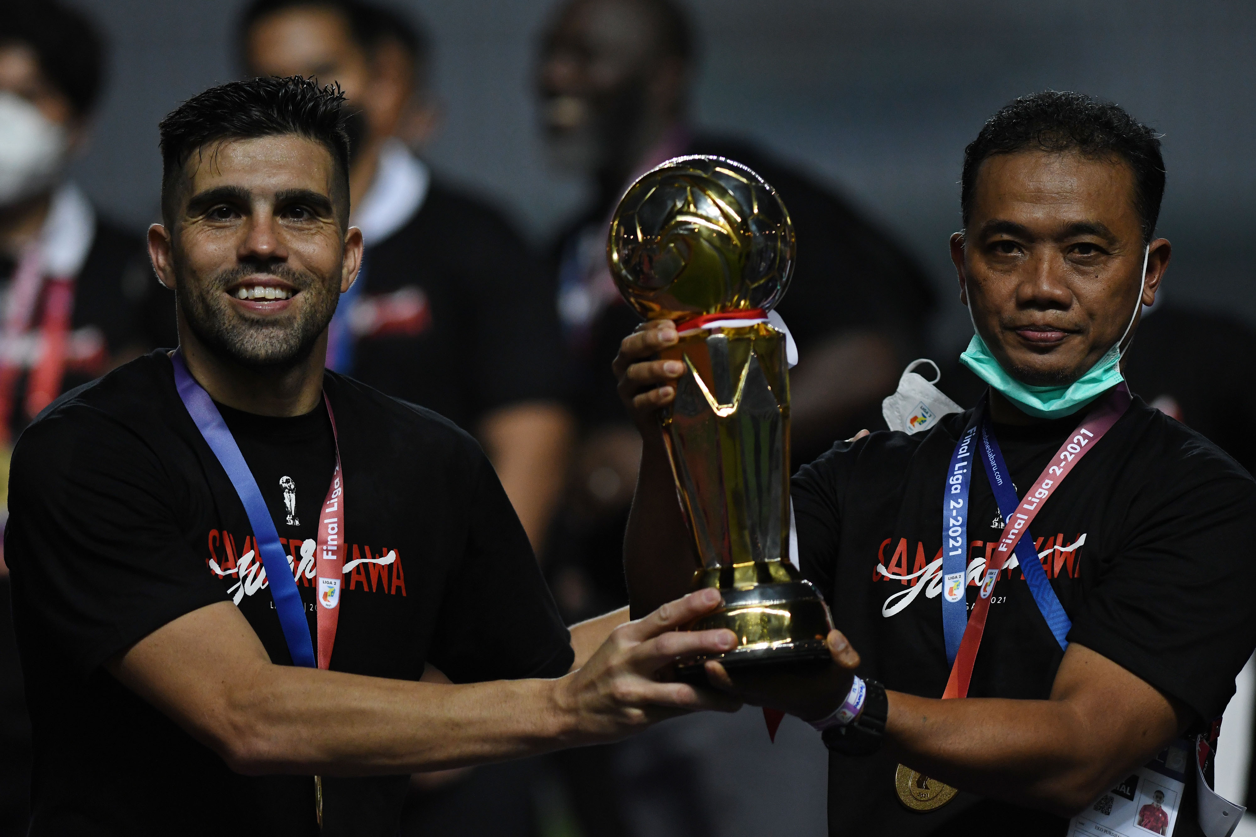 Pelatih Eko Purdjianto (kanan) mengangkat Piala Liga 2 yang didapat Persis Solo tahun 2021.