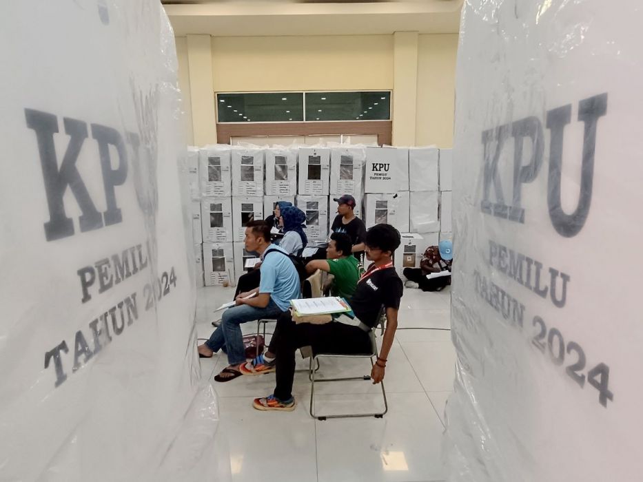 Anggota Panitia Pemilihan Kecamatan dan sejumlah saksi melakukan rekapitulasi penghitungan surat suara pemilu