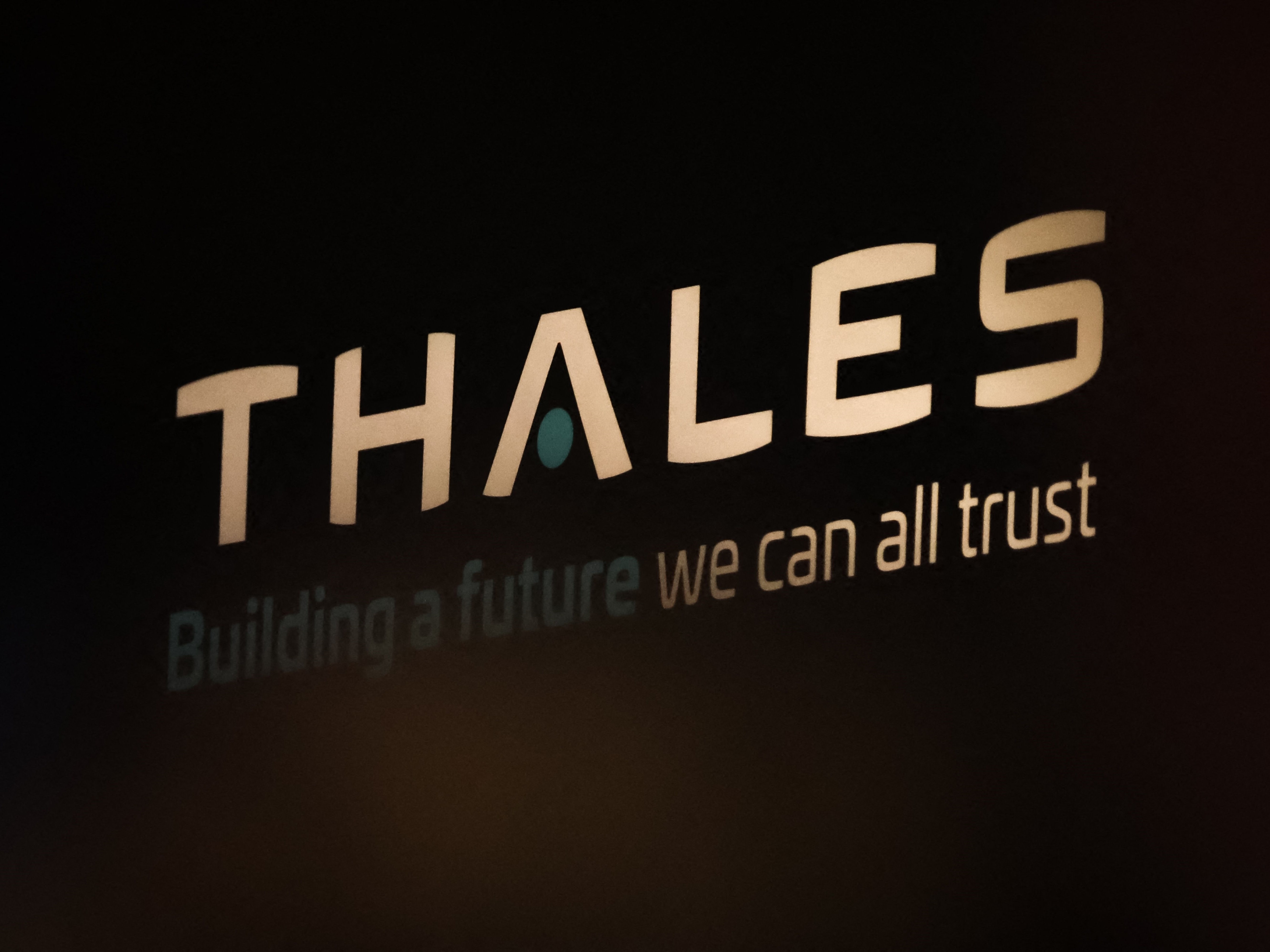 logo Thales di situs Thales, di Ymare, dekat Rouen, Prancis barat laut.