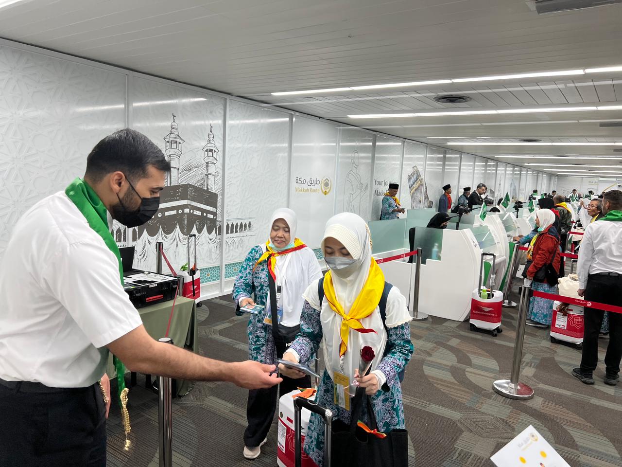 Ilustrasi--Calon jamaah haji melakukan proses check In sebelum keberangkatan kloter pertama Embarkasi Jakarta-Pondok Gede.