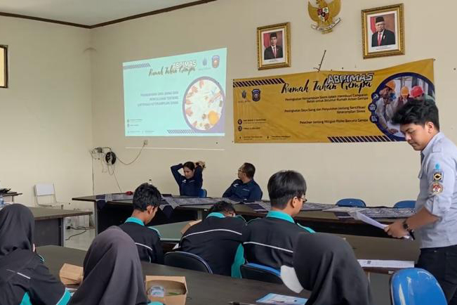 Seminar Peningkatan daya saing dan penyuluhan tentang sertifikasi keterampilan siswa yang digelar oleh Universitas Mercu Buana.