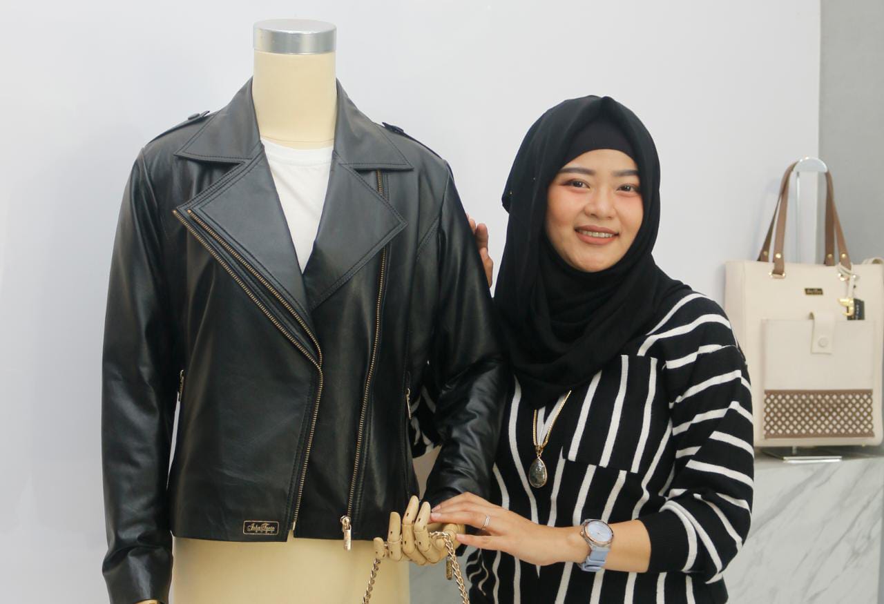 Brand Lokal Asal Sidoarjo Ini Kenalkan Tas Kulit dengan Sentuhan Emas Hingga Mancanegara