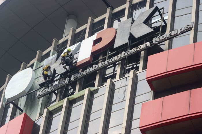 ekerja mengecat logo Komisi Pemberantasan Korupsi (KPK) di Gedung Merah Putih