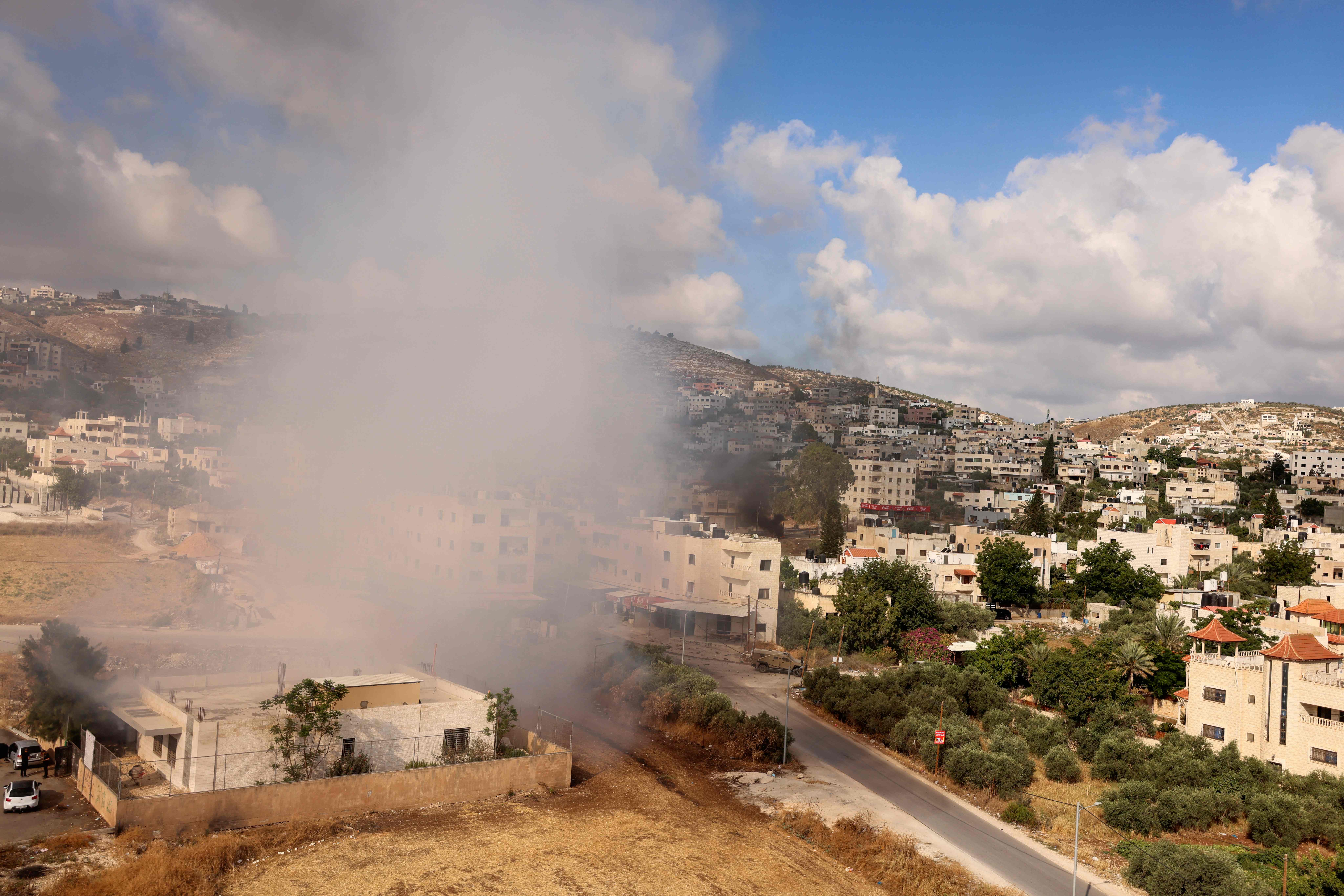Asap membumbung ketika pasukan Israel menyerbu kamp pengusian Jenin di kawasan tepi Barat, Palestina.