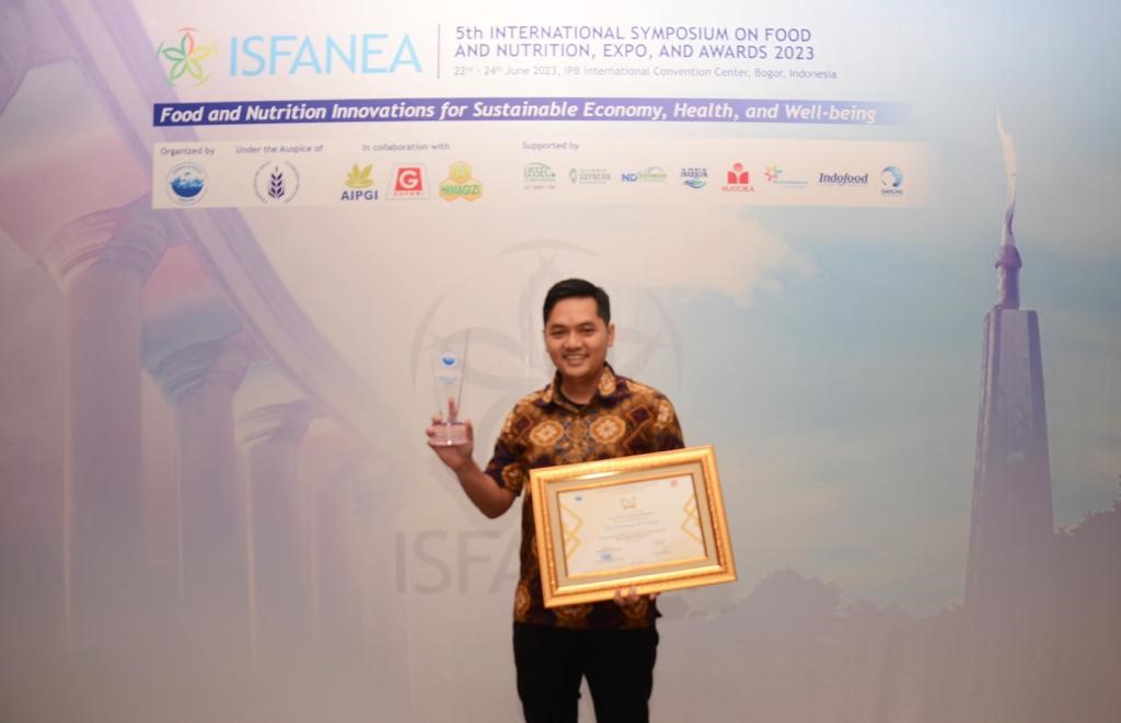 Marketing Director Mayora Mie Oven, M.T Assyaukani, menerima penghargaan Inovasi Produk Pangan dan Gizi  dari Pergizi Pangan Indonesia. 