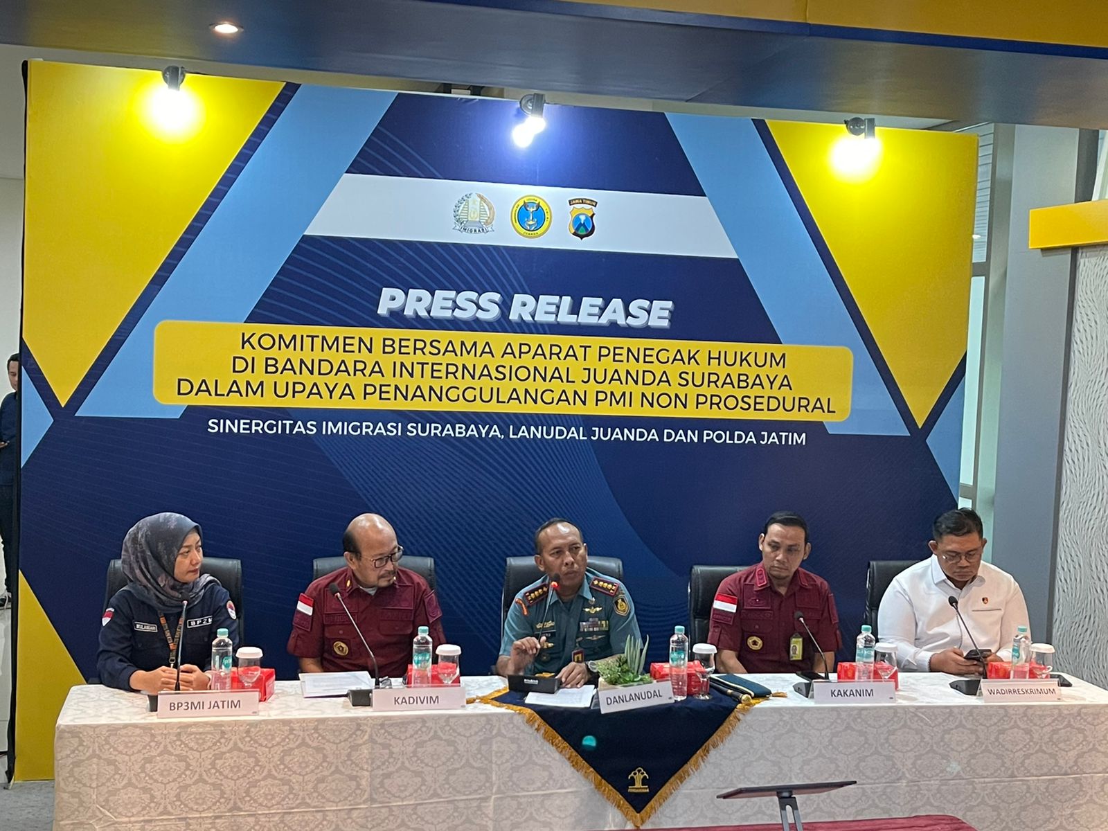 Kantor Imigrasi Surbaya dan Polda Jatim menggelar konferensi pers terkait penagakan hukum di Bandara Internasional Juanda, Surabaya.