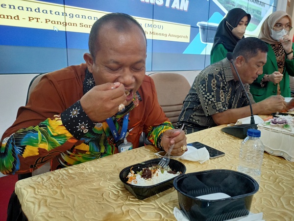 Produk nasi padang instan.