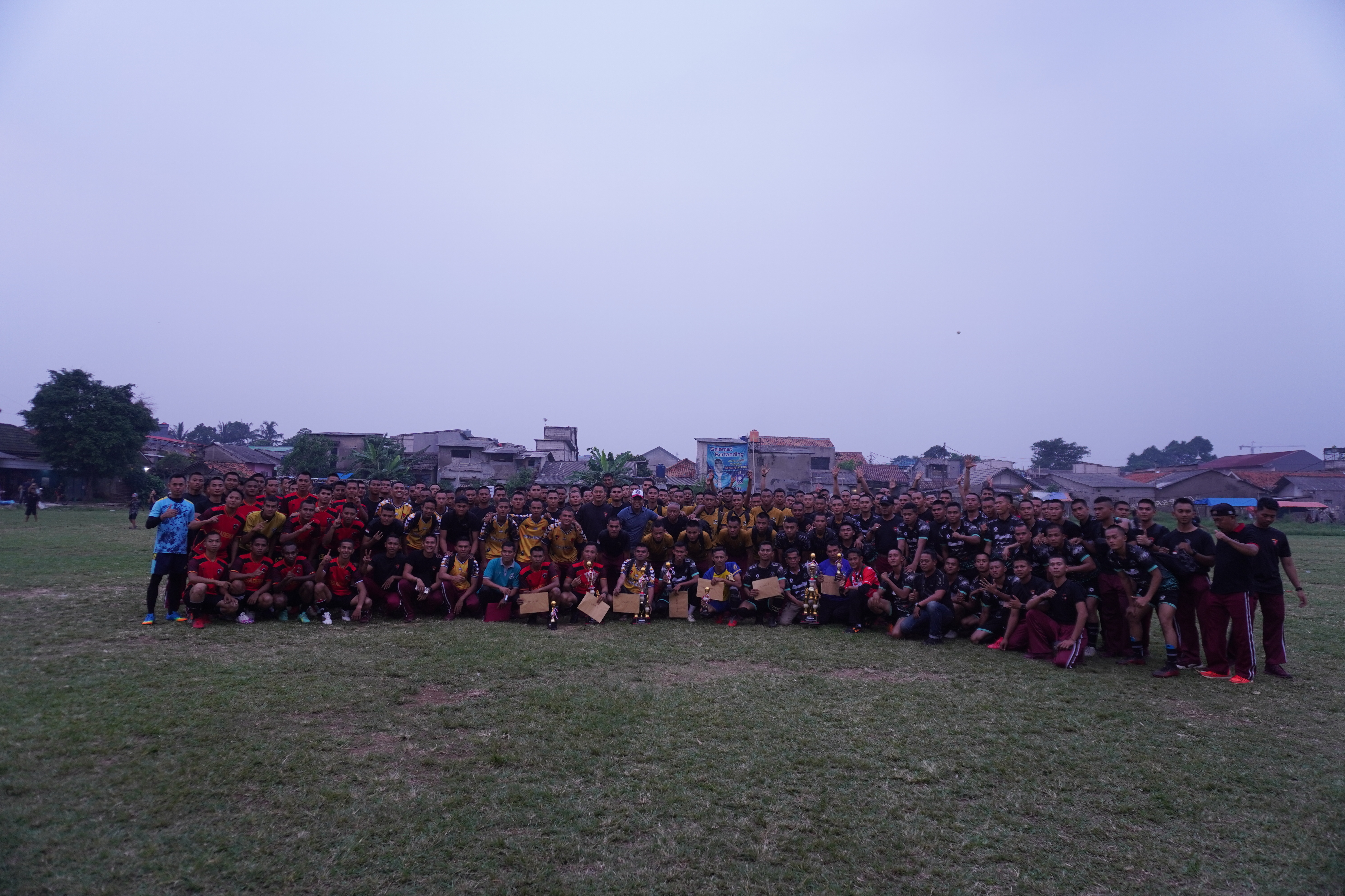 Para peserta turnamen sepak bola Kompleks Brimob Kedaung, Tangerang Selatan.