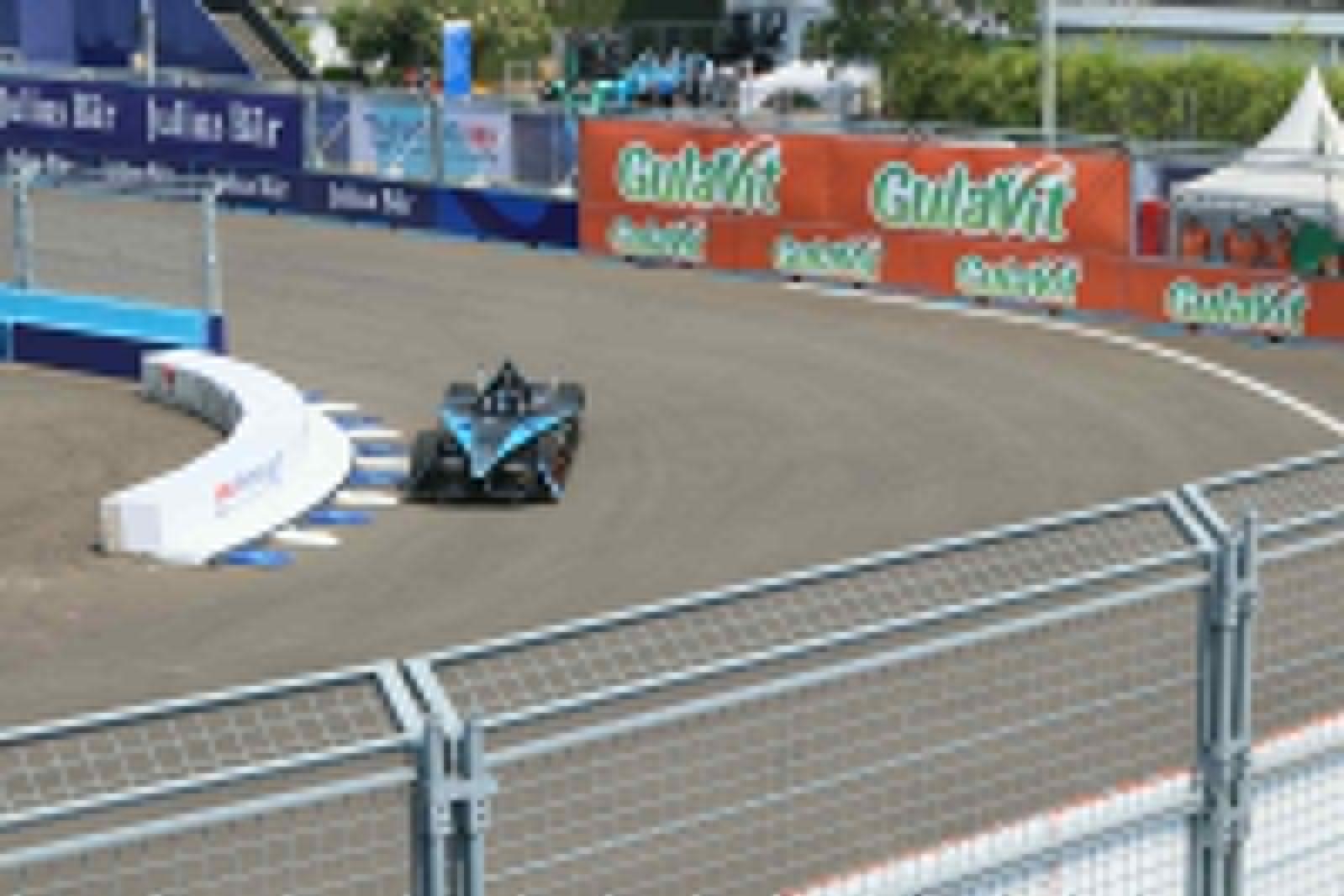 Pembalap tim Maserati Racing, Maximilian Gunther, tercepat dengan waktu 1 menit  08,32 detik di AGI Jakarta International E-Prix Circuit.