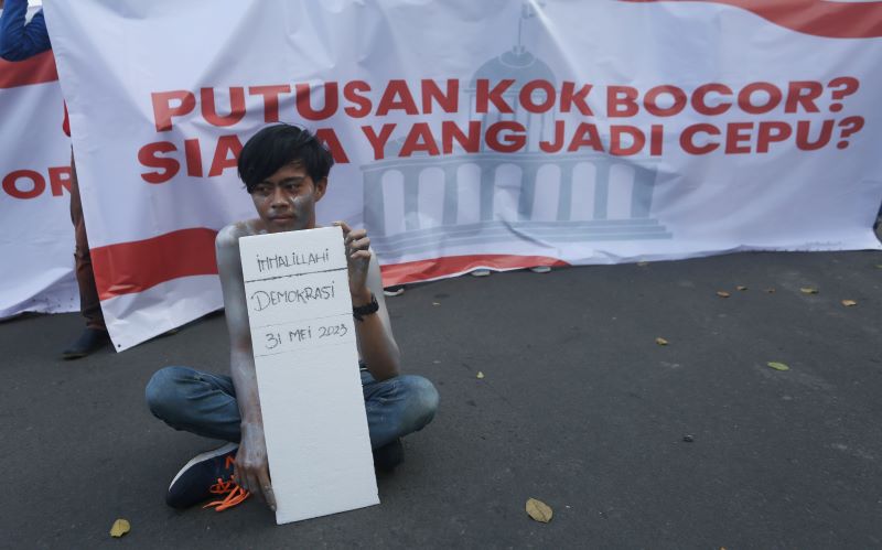 Peserta massa aksi dari Komrad Pancasila berunjuk rasa menuntut pengusutan tuntas dugaan kebocoran putusan MK terkait sistem pemilu.