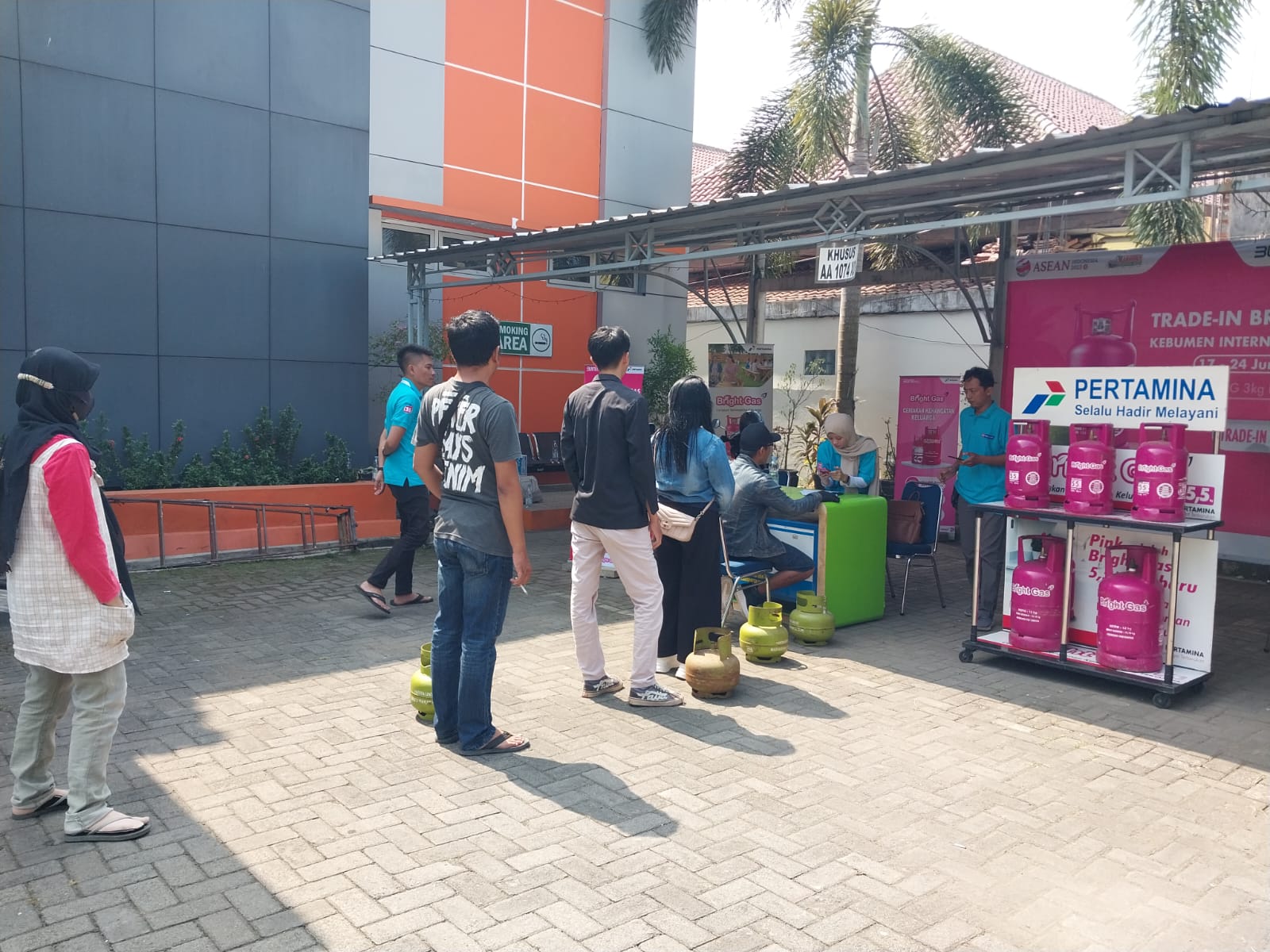 Warga mengantre untuk menukarkan tabung gas 3 kg dengan tabung gas 5,5 kg 