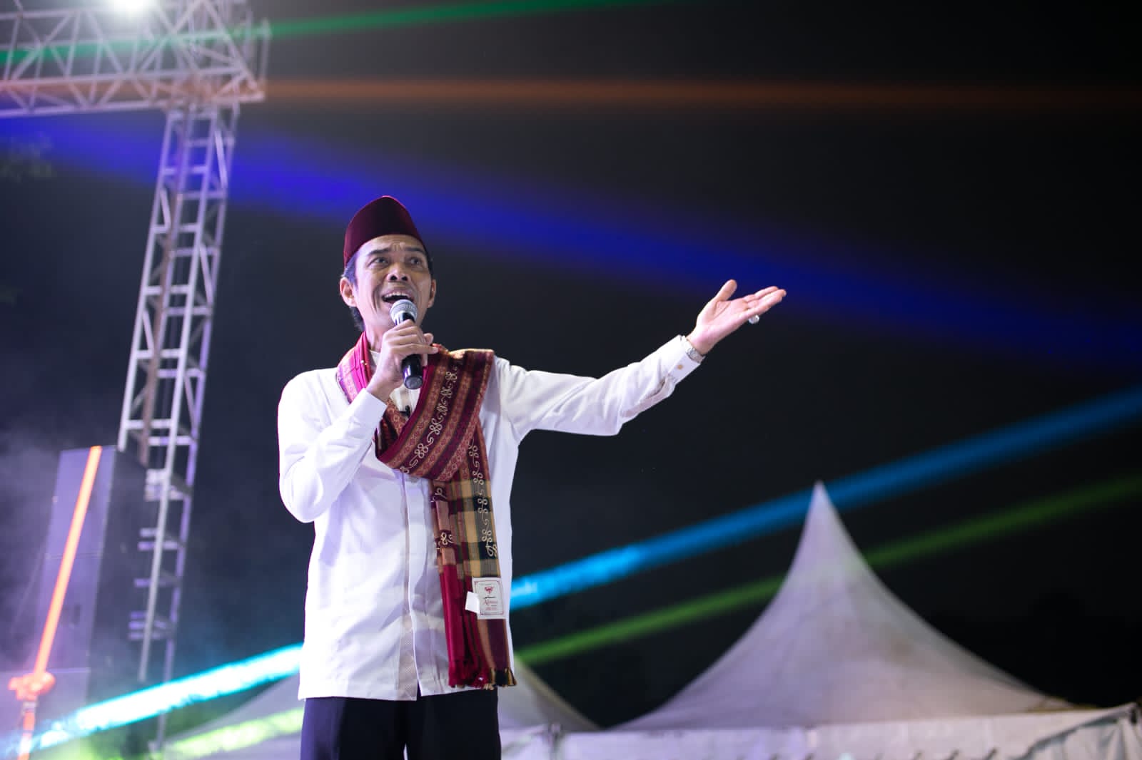 Ustadz Abdul Somad (UAS) mengisi acara milad Qori Apparel ke-5 area alun-alun sirkuit Reka Vida di Bekasi, Jawa Barat.