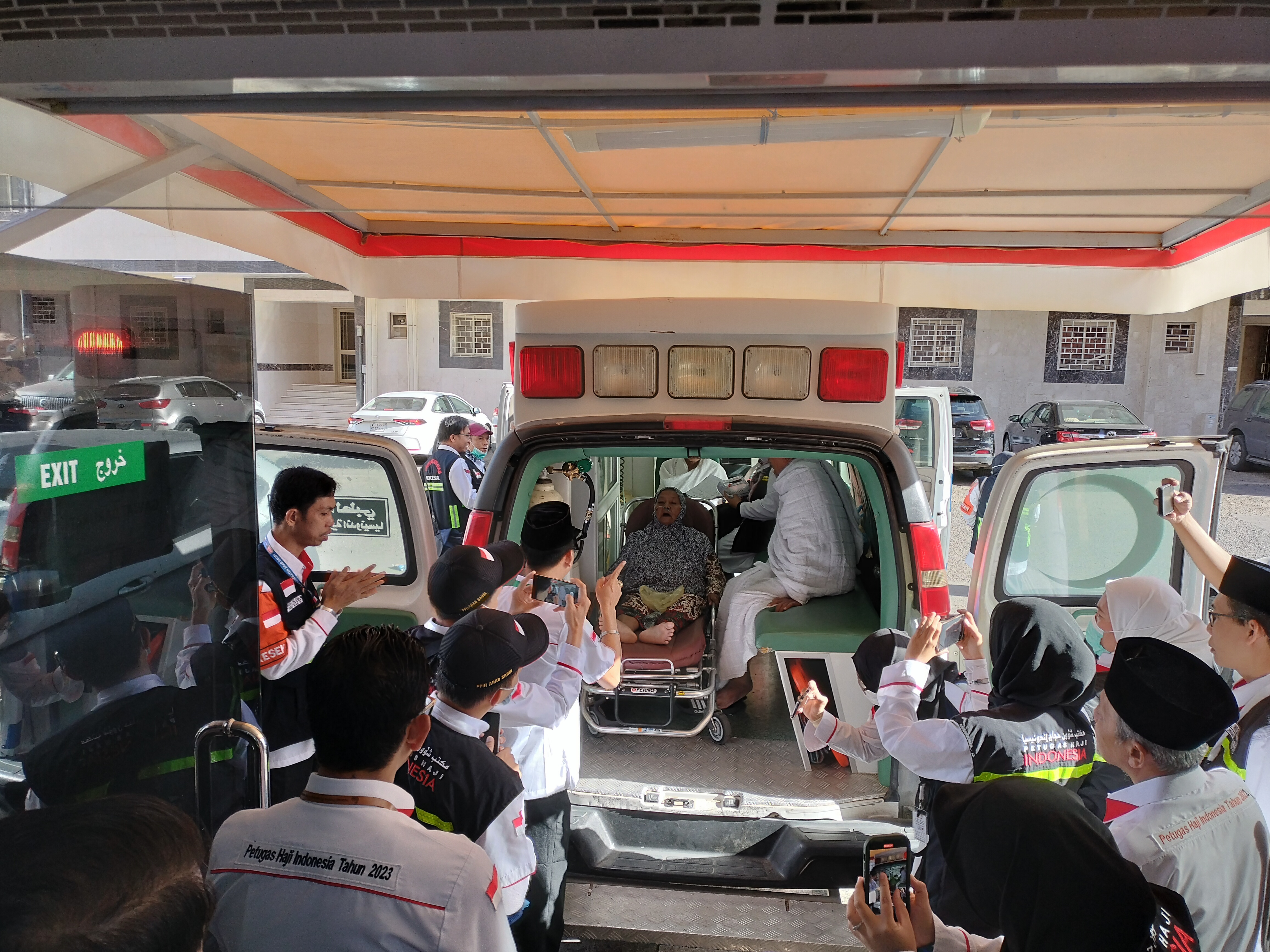 Proses evakuasi jemaah haji sakit 
