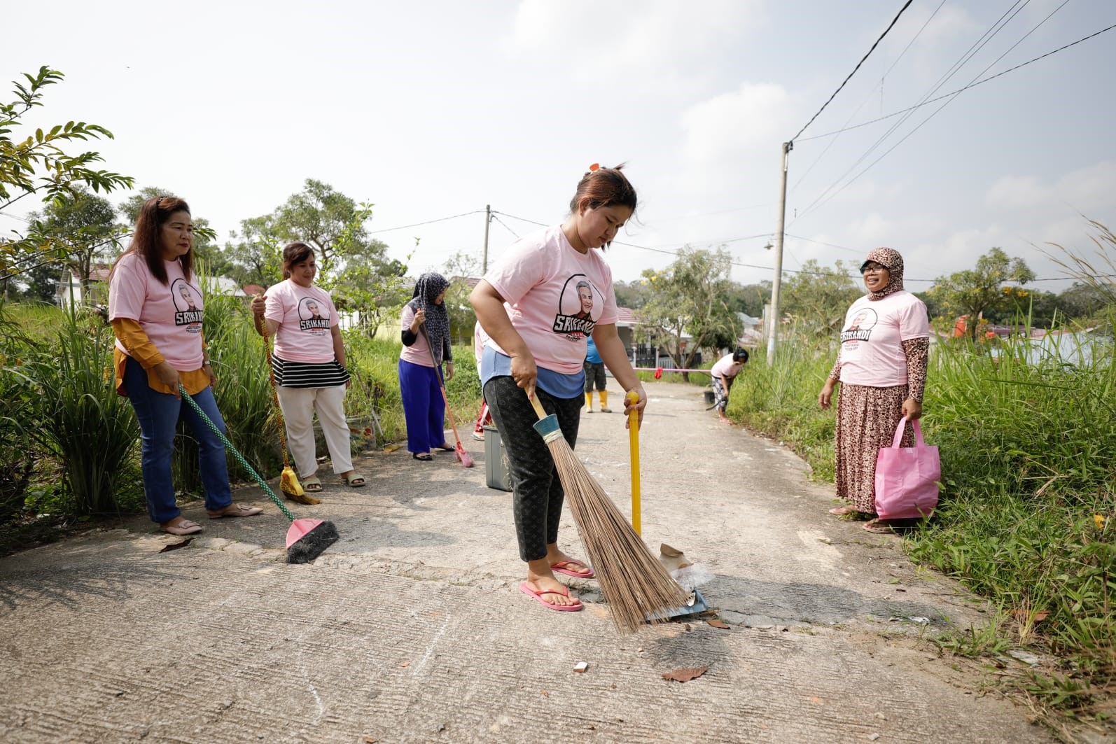 Relawan Srikandi Ganjar Provinsi Jambi melakukan kegiatan kebersihan jalan di Mendalo Darat, Jambi Luar Kota, Muaro, Jambi.