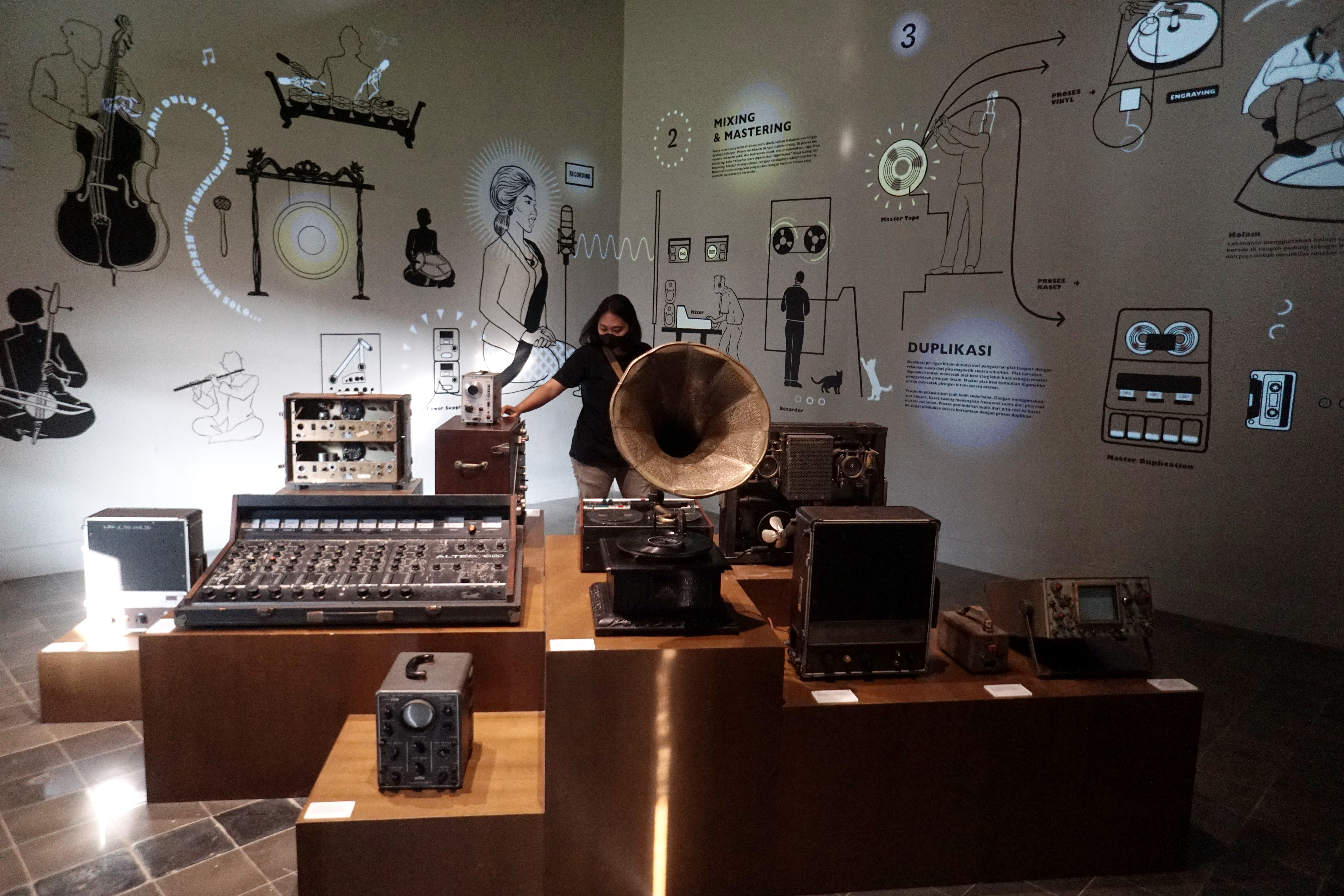 Pengunjung melihat display instalasi koleksi di Museum Lokananta, Surakarta, Jawa Tengah, Jumat (2/6/2023)