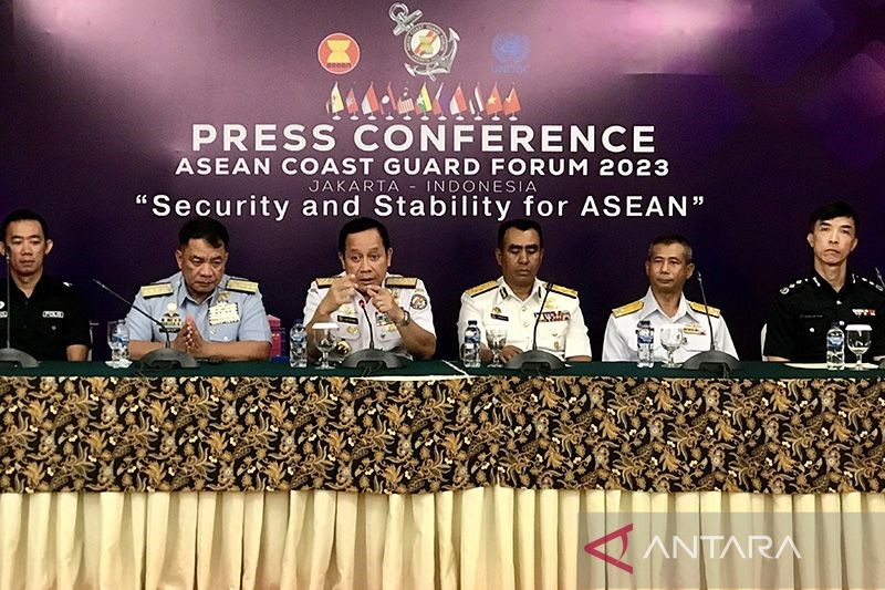 Kepala Bakamla RI Laksdya TNI Aan Kurnia (tiga kiri) menjawab pertanyaan saat jumpa pers usai pembukaan ASEAN Coast Guard Forum 2023