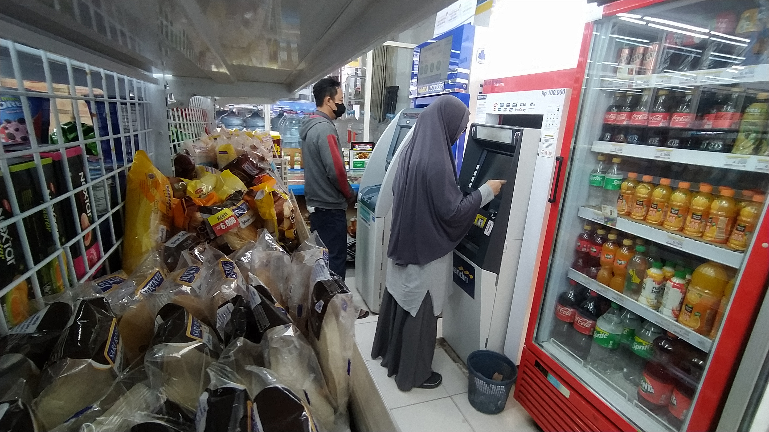 Warga melakukan transaksi di mesin ATM di salah satu ritel moderen di Serpong, Tangerang Selatan, Rabu (24/5)