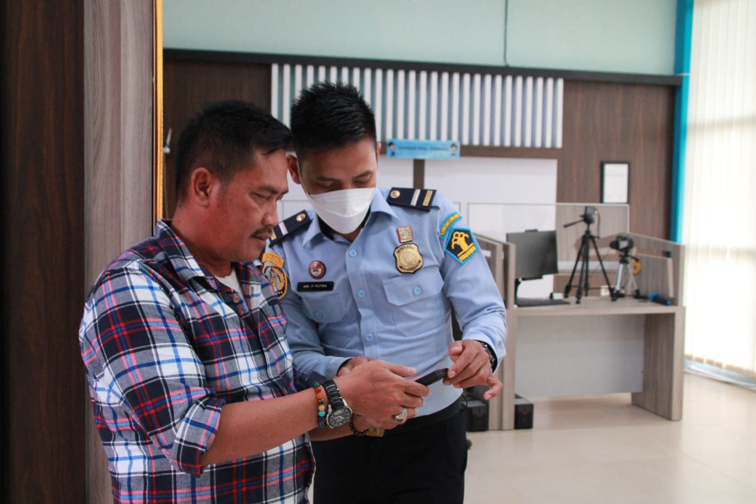 Petugas Imigrasi Kelas II TPI Entikong senantiasa berupaya memaksimalkan pengawasan.