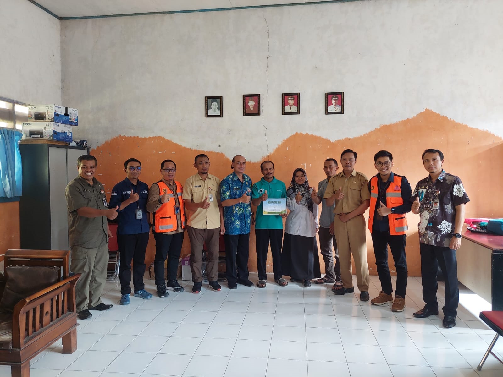 Semen Gresik menyerahkan dana rehabilitas rumah tidak layak huni di Jawa Tengah