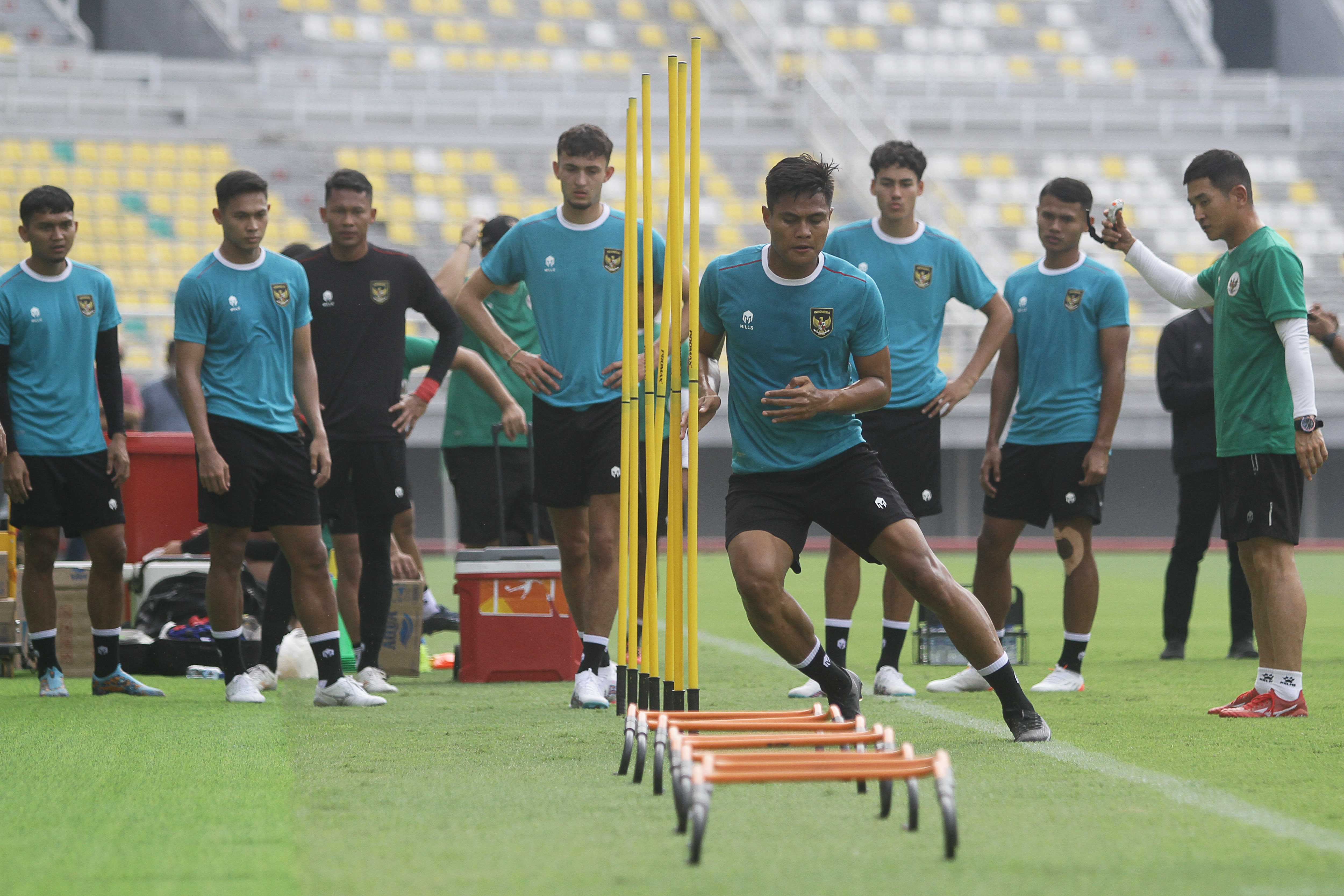 Latihan Timnas Indonesia di Surabaya, Selasa (6/6), untuk persiapan FIFA Match Day melawan Palestina. 
