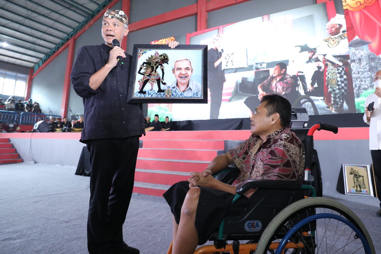 Gubernur Jateng Ganjar Pranowo berdialog dengan seniman penyandang disabilitas. 