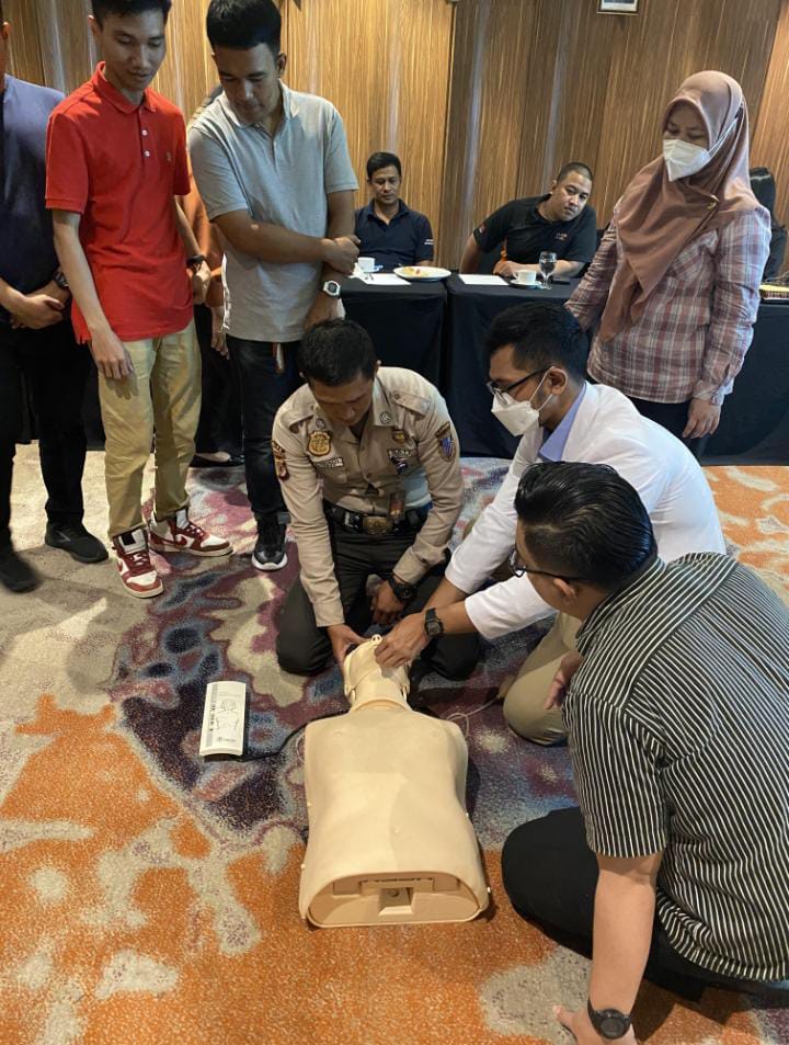 Pelatihan pertolongan pertama terhadap peristiwa gangguan kesehatan di Aston Pasteur Bandung