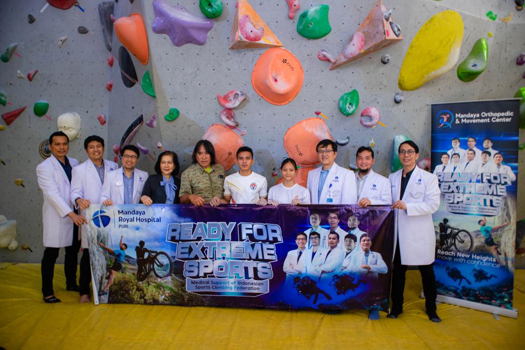 Acara Peluncuran Pusat Orthopedi & Movement Mandaya bersama para atlet panjat tebing di Indo Climb, FX Sudirman, Jakarta. 