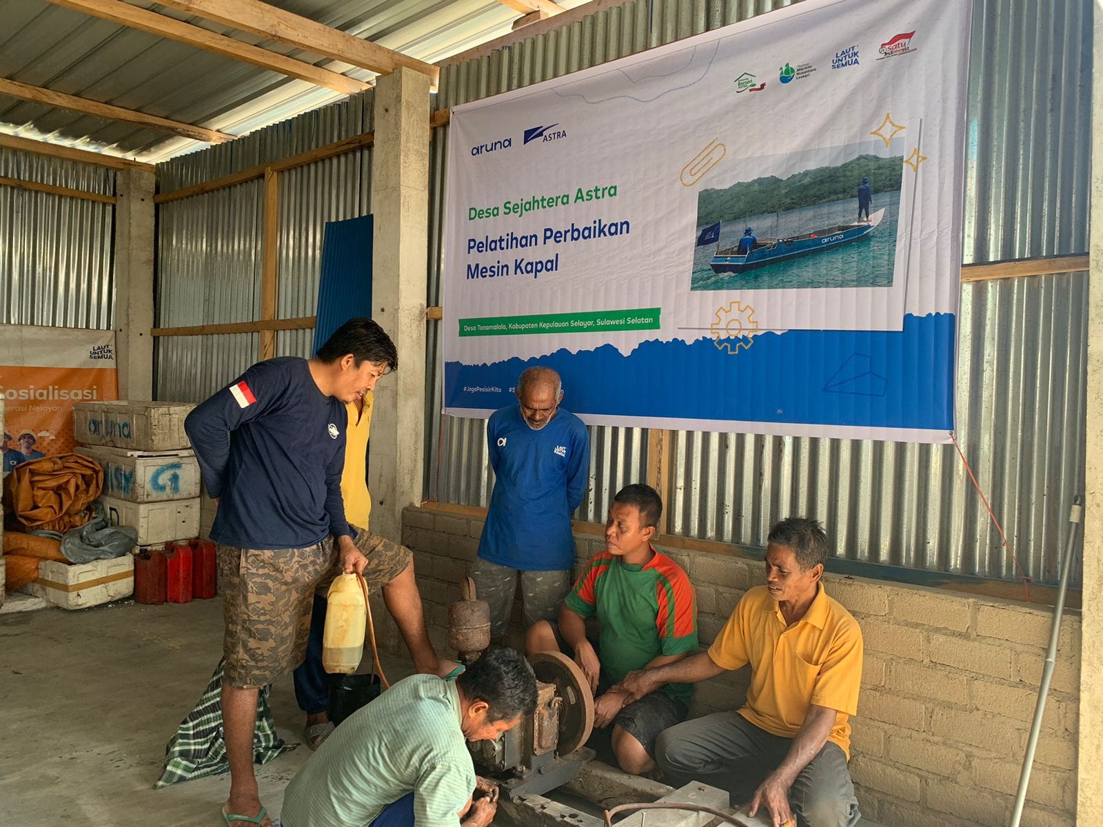 Para nelayan di Desa Tanamalala sedang berlatih memperbaiki mesin kapal.