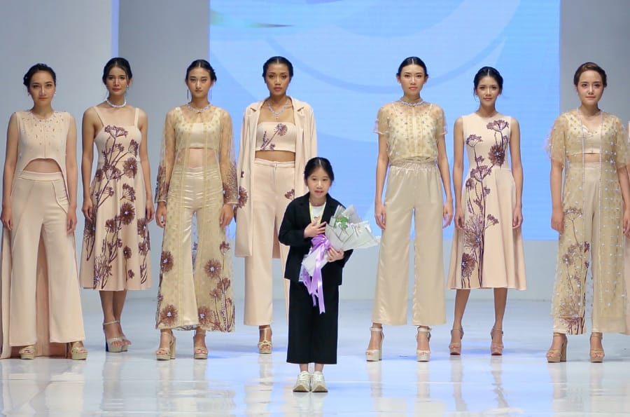 Desainer cilik Kireina Valerie (depan) di ajang Jogja Fashion Rendezvous 2023 