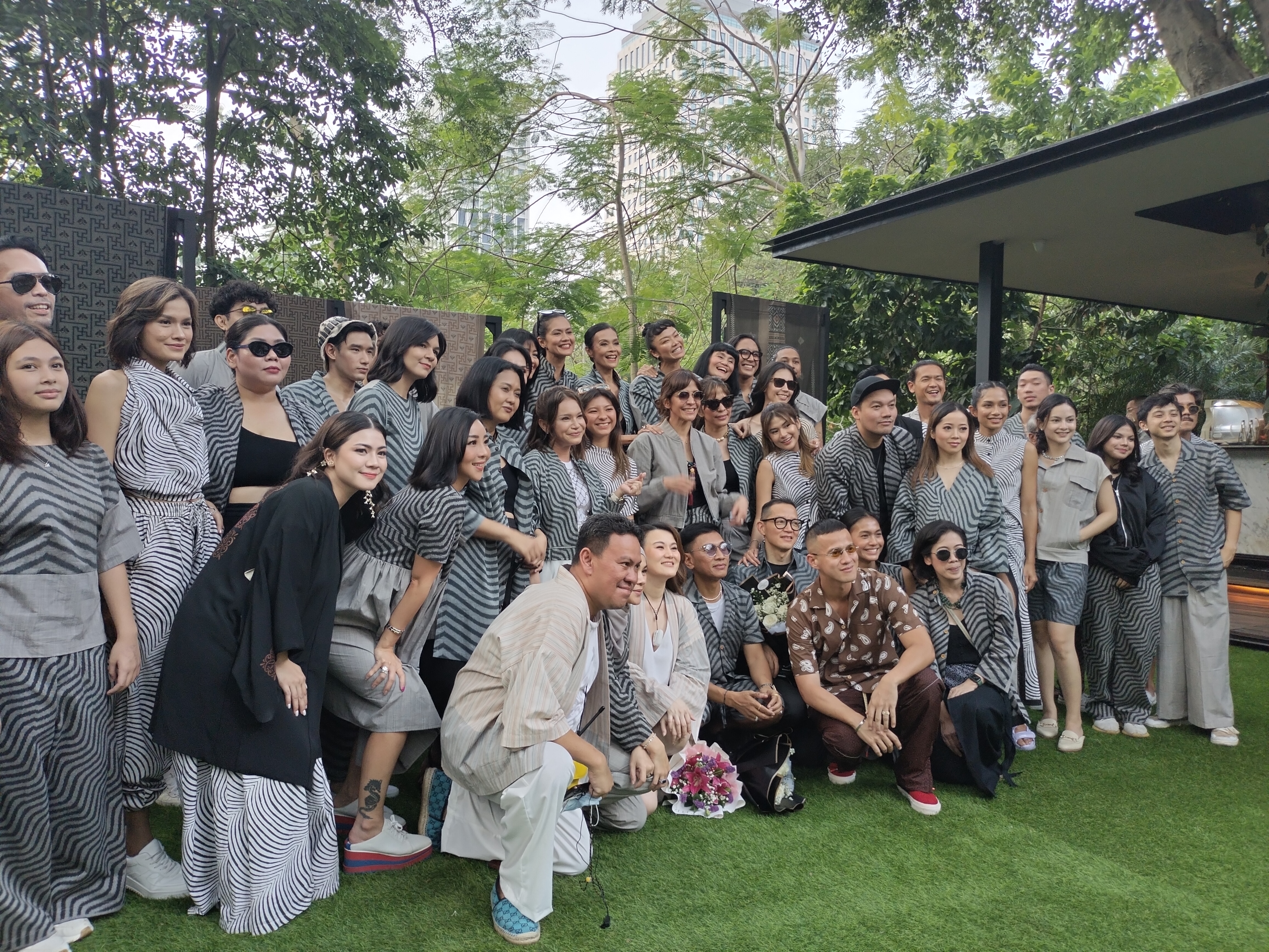 Desainer Ohmmbybai, pengurus Cita Tenun Indonesia, dan para tokoh yang ambil bagian dalam peragaan Pelesir di Jakarta, Senin (29/5/2023).