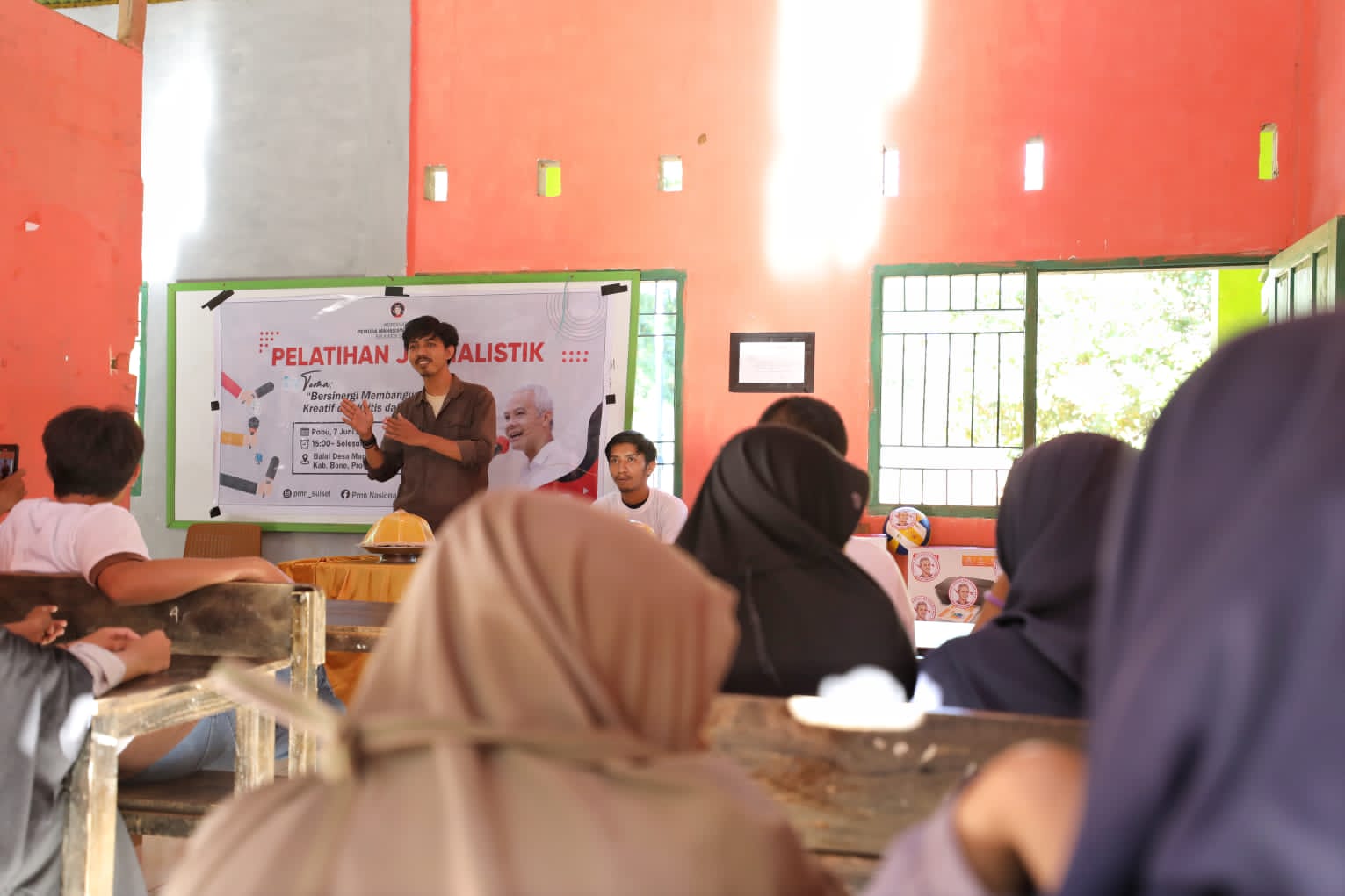 PMN Sulsel mengadakan pelatihan jurnalistik di Balai Desa Mappatoba, Kecamatan Salomekko Kabupaten Bone, Sulsel.